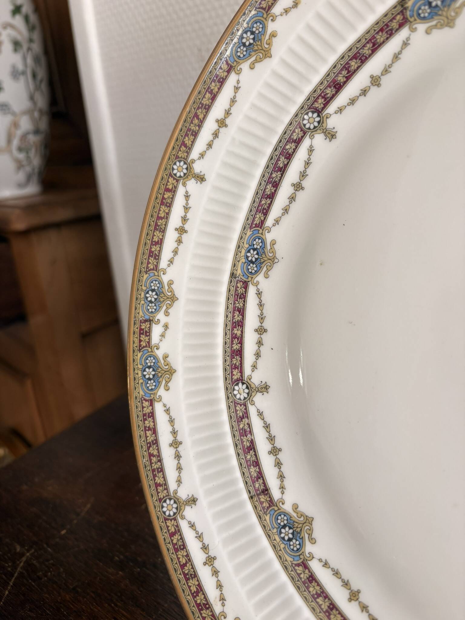 Plat en porcelaine de Limoges Harreau à bord godronné style néo-classique Louis XVI