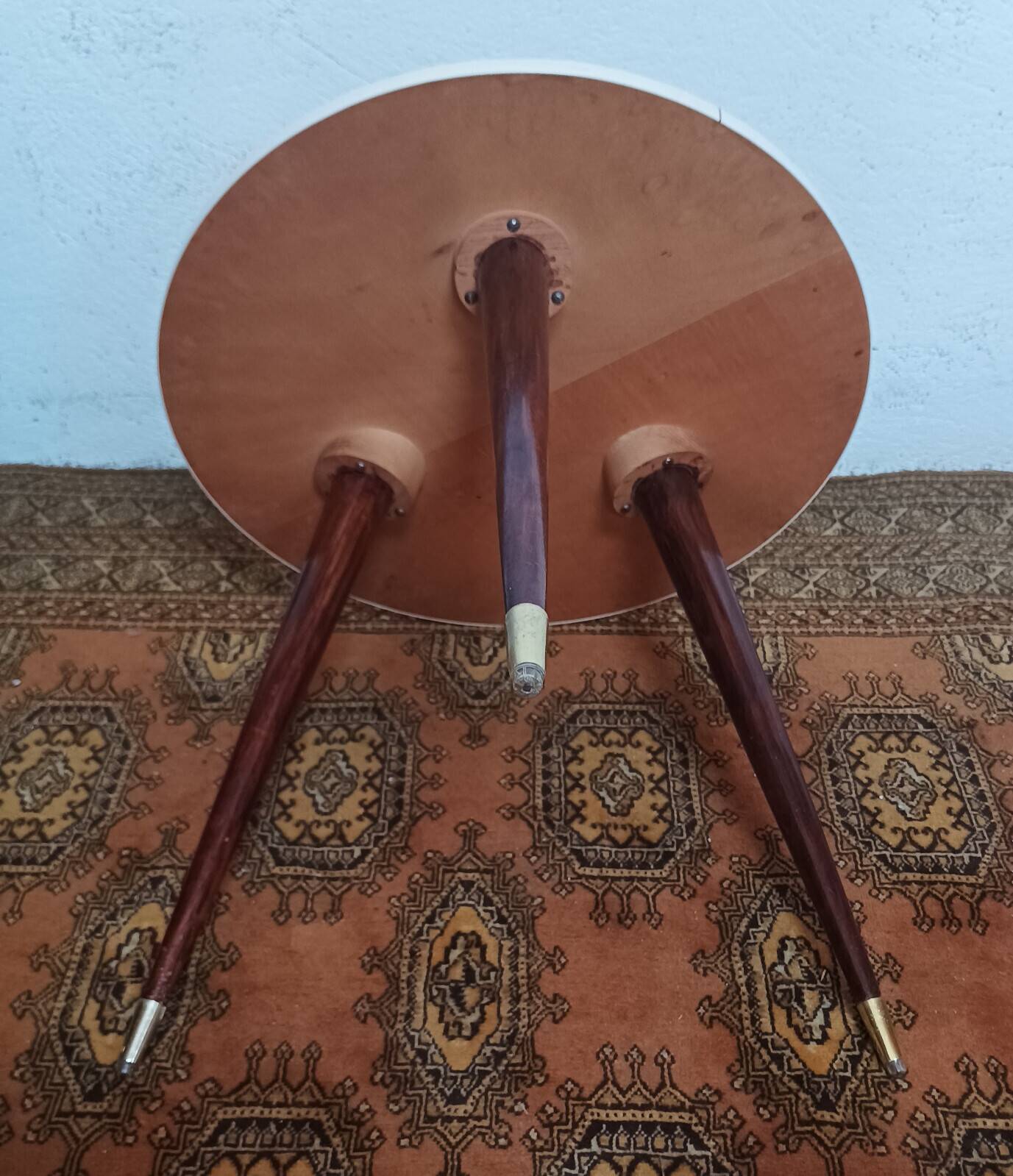 Vintage tripod side table in wood and formica.