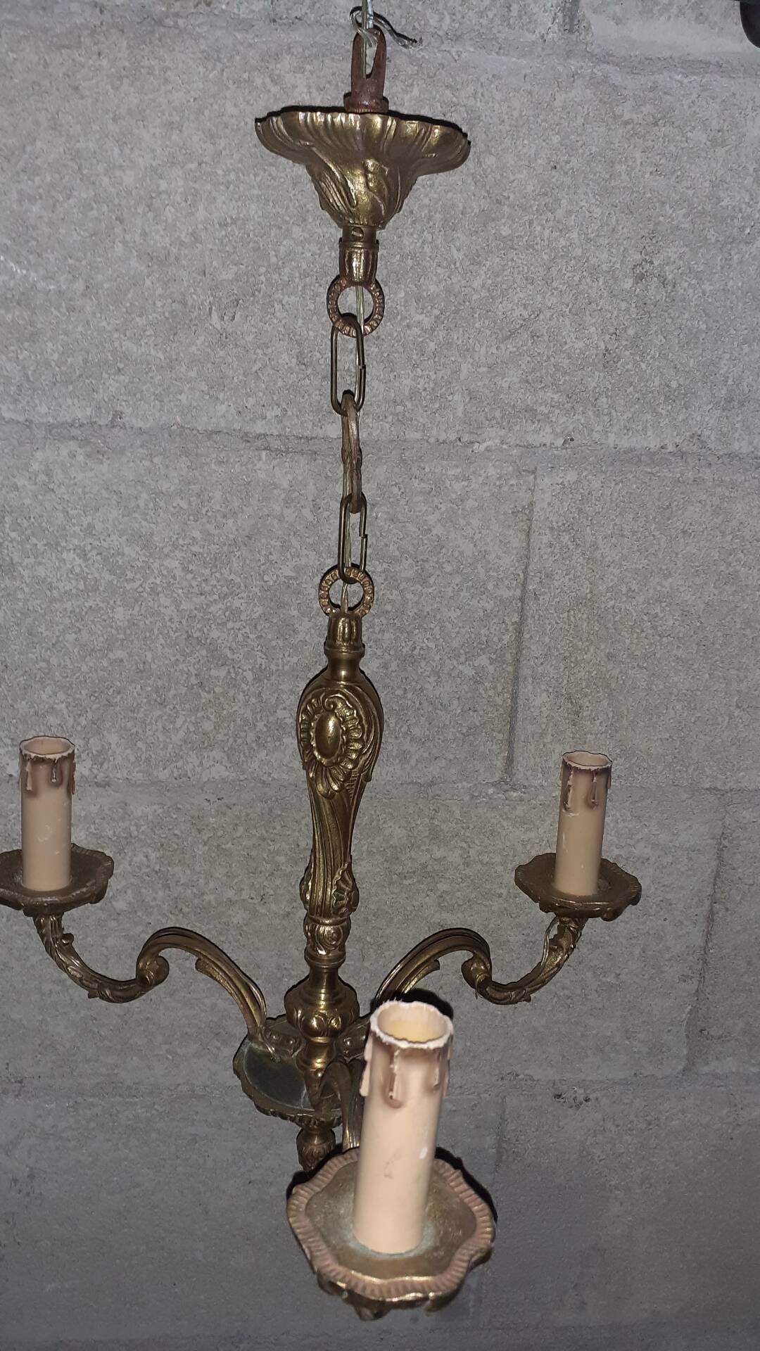 Lot of vintage gold-plated bronze suspensions and wall lights.