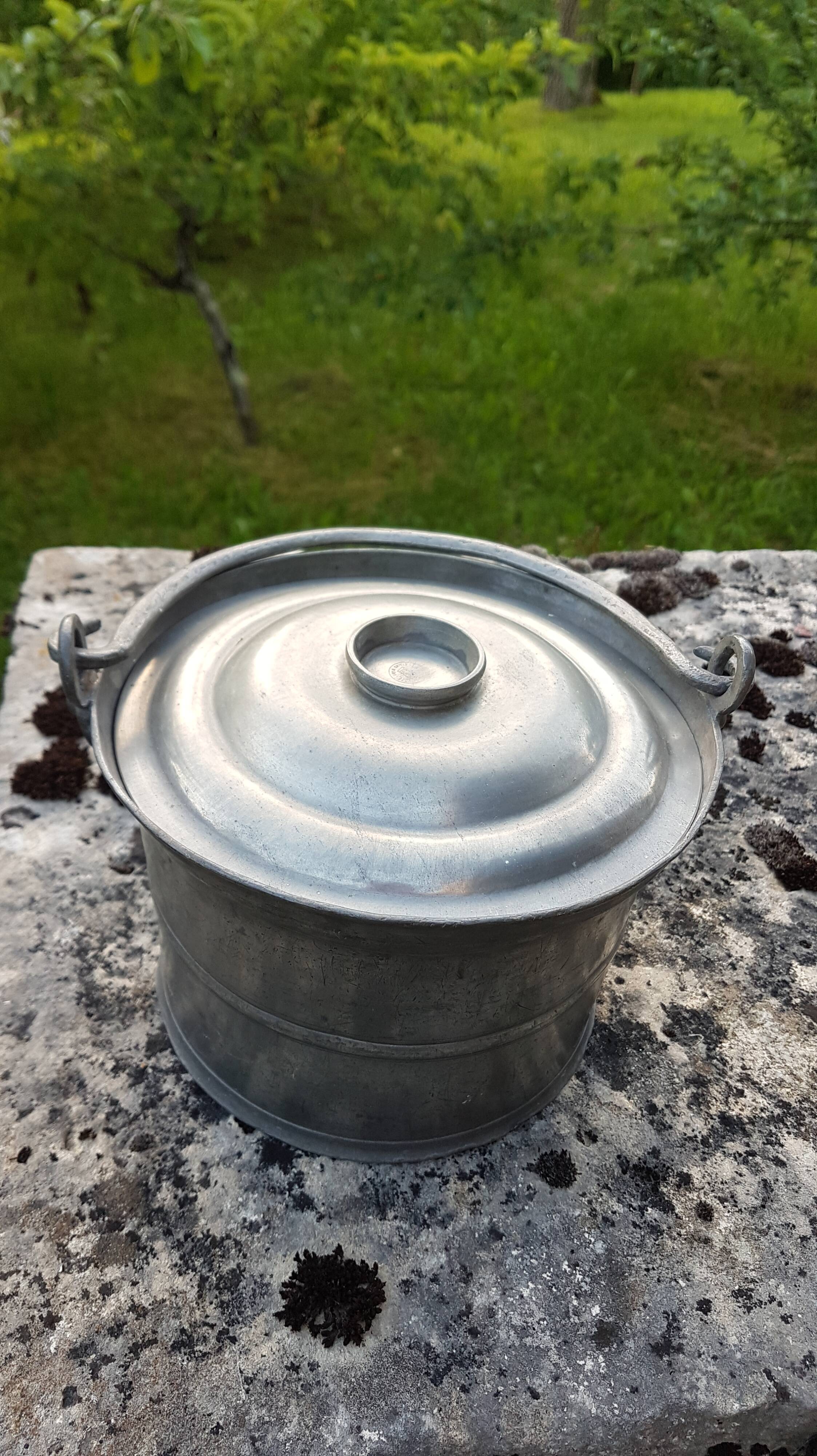 Old dinner rack (broth) in nineteenth century pewter