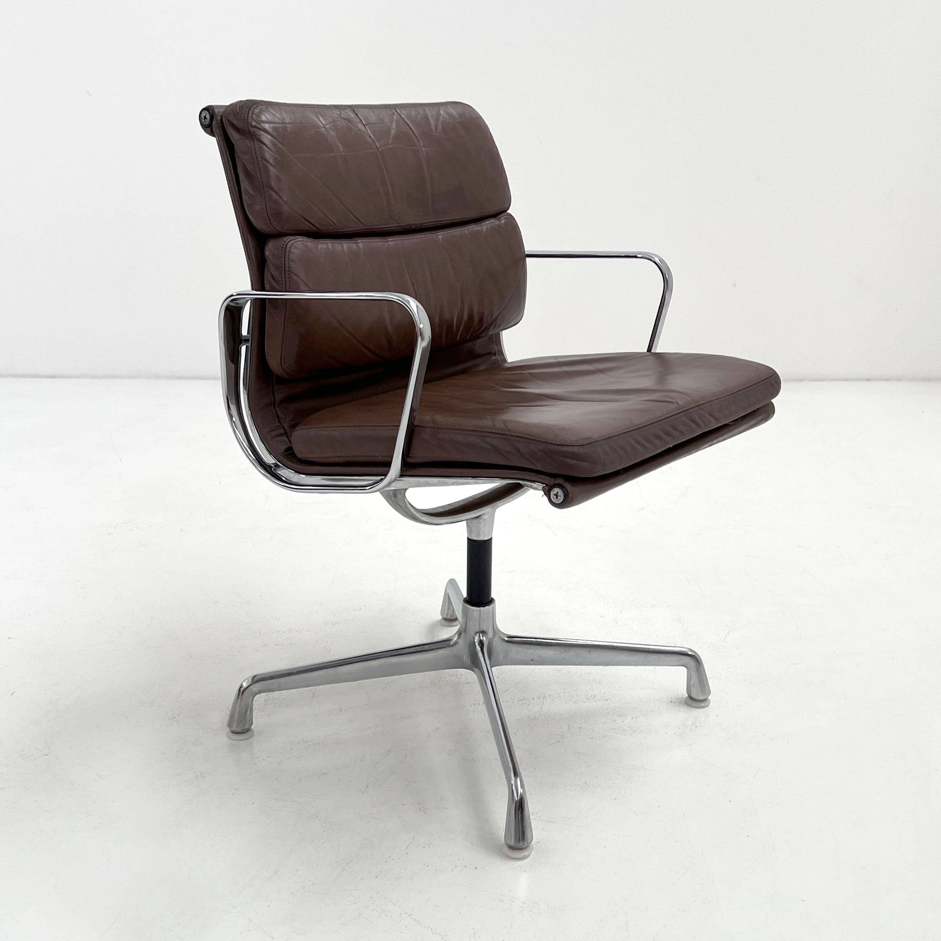 Fauteuil de bureau EA208 Soft Pad par C.& R. Eames pour Hermann Miller, 70