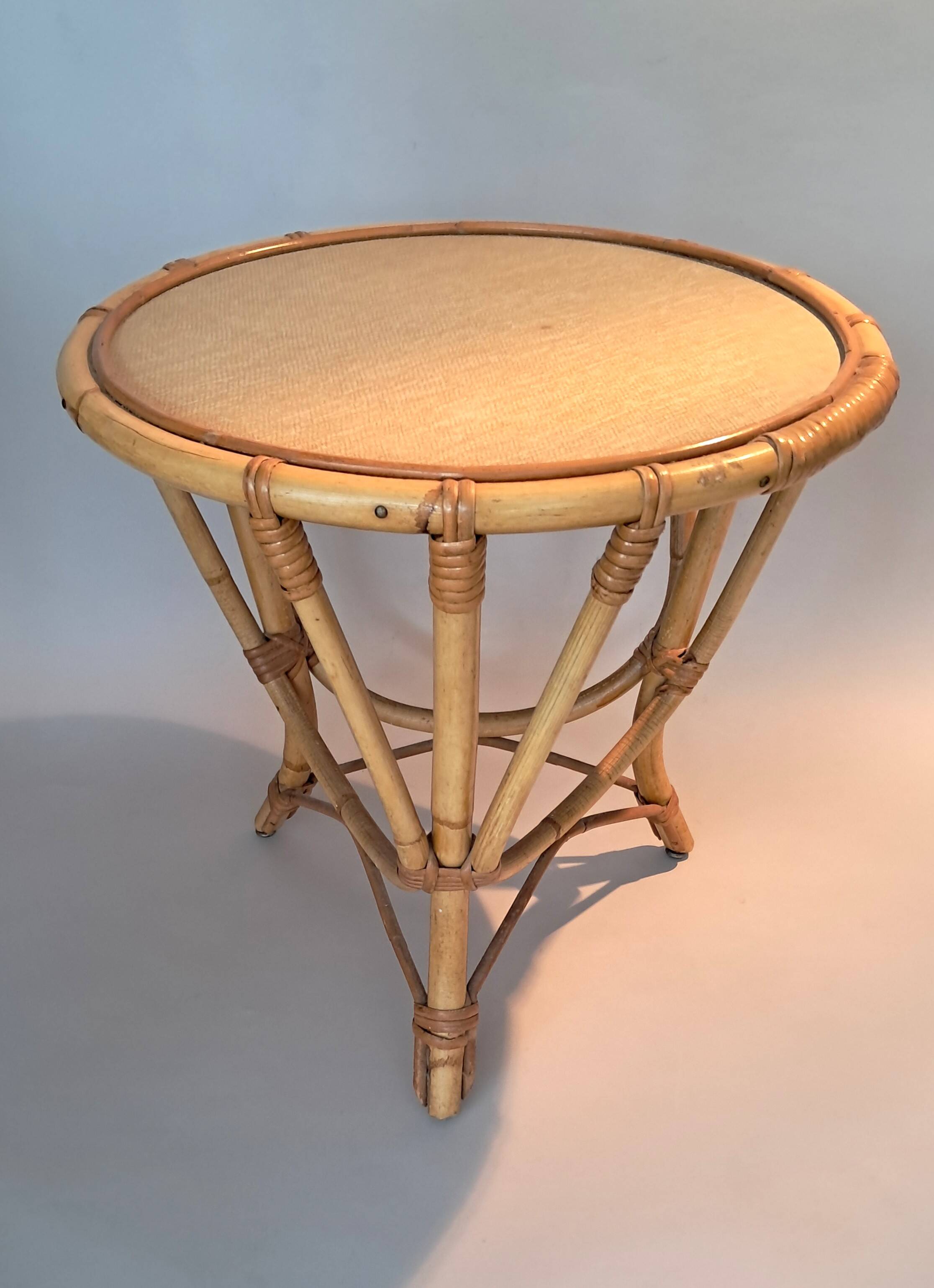 Tripod table in bamboo and rattan from 1960.