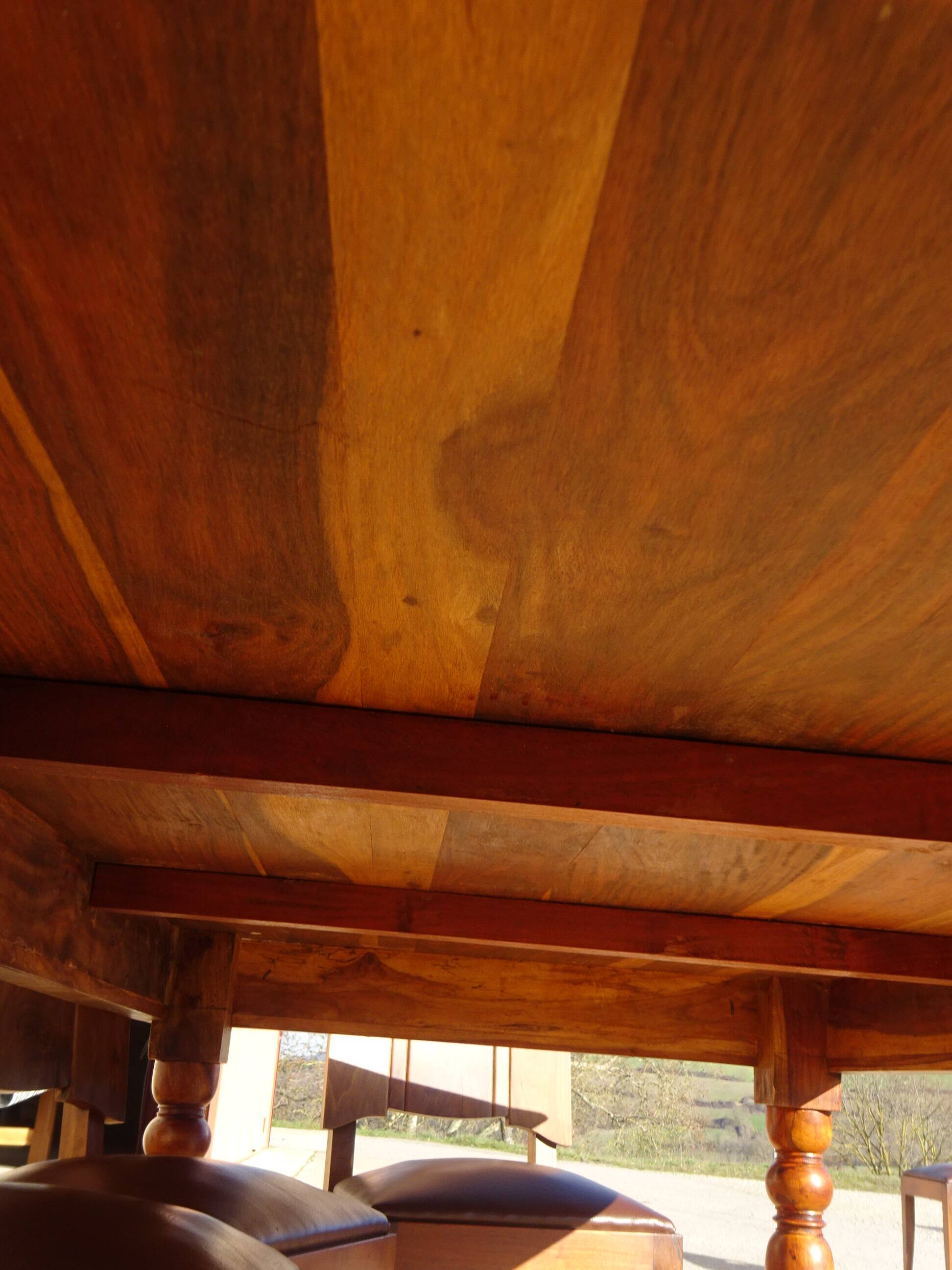 Table en bois exotique, 6/8 personnes