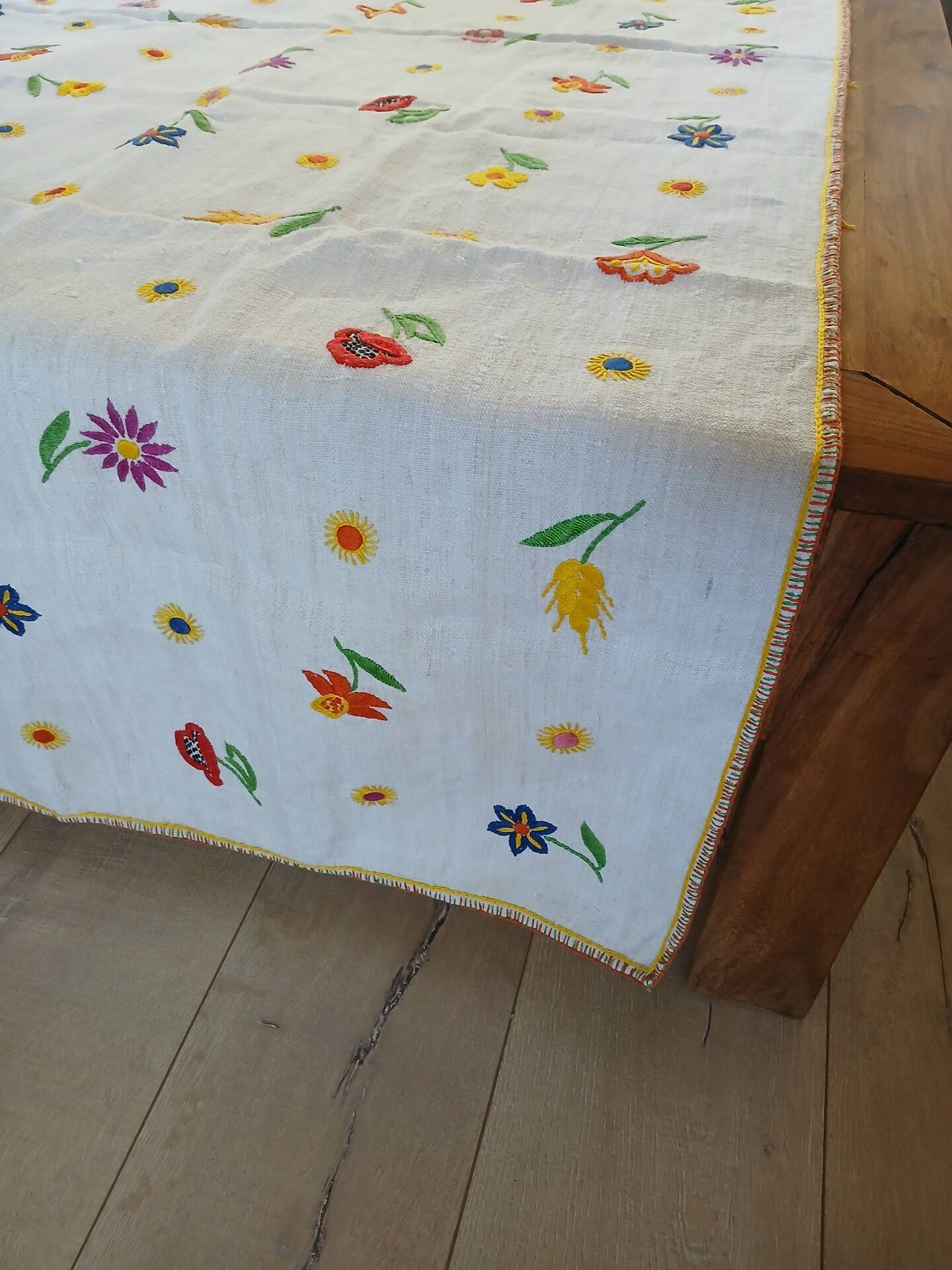 Chemin de table ancien entoile épaisse brodée