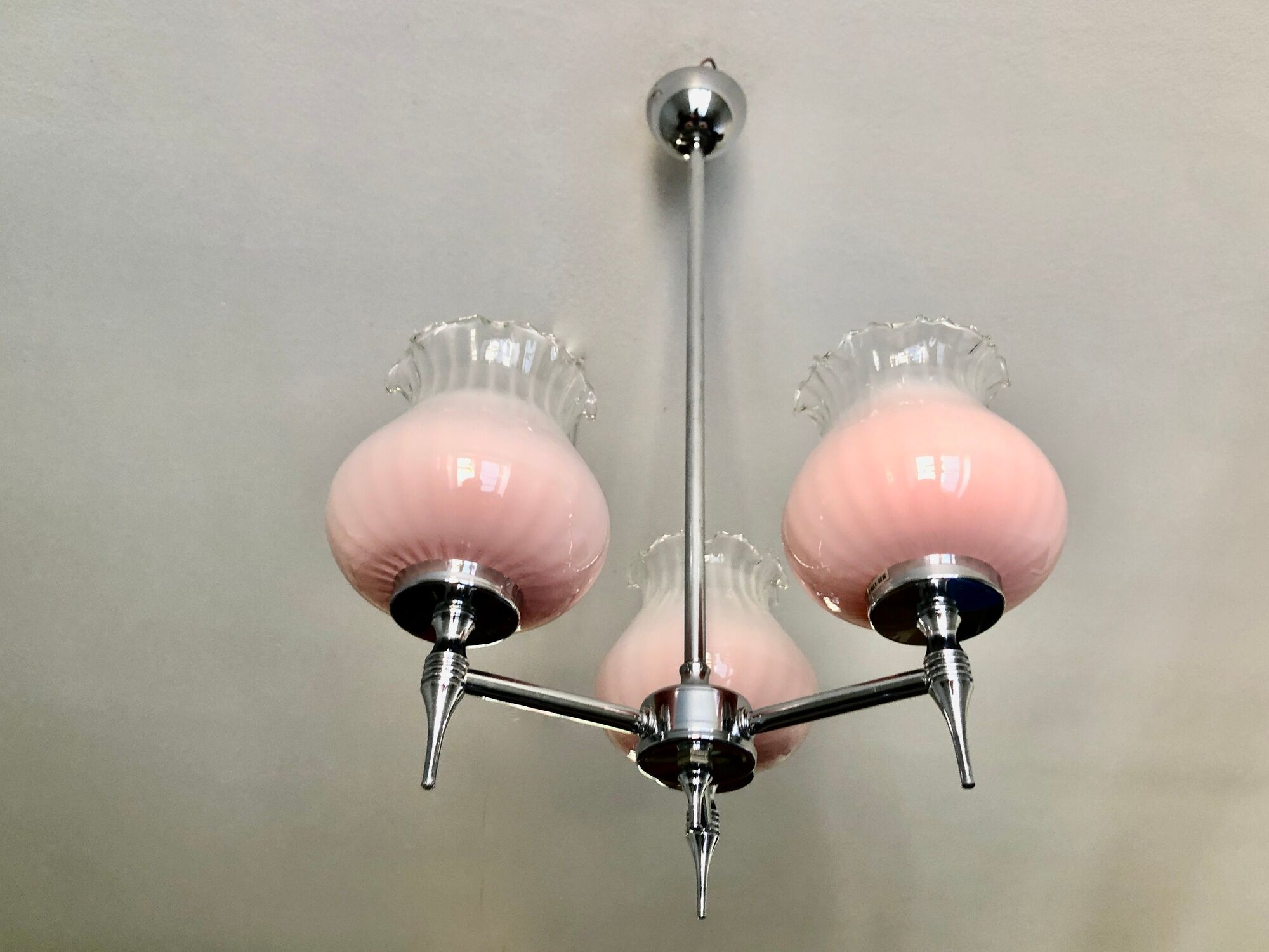 Chandelier 3 fires chrome and corollas of pink glass 1970