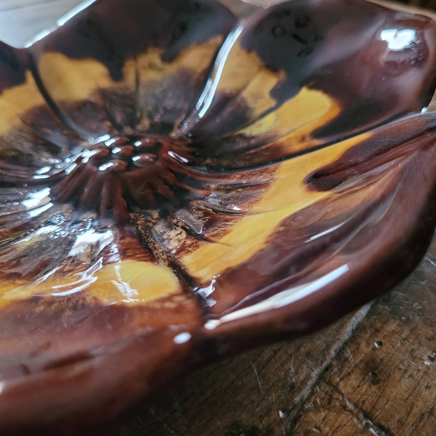 Vintage enamelled ceramic “flower” pocket emptier from the 60s/70s