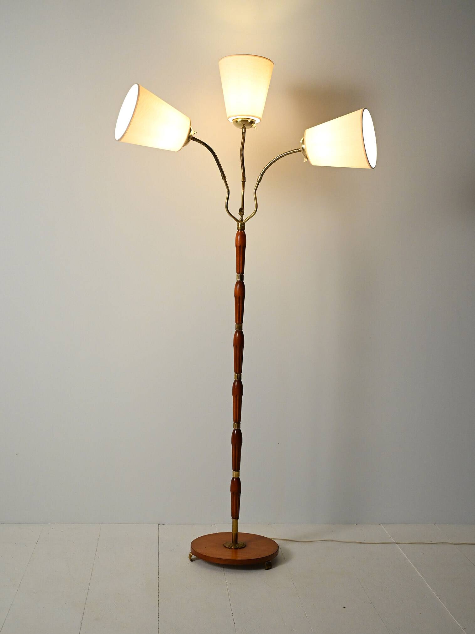 Lampadaire à trois bras en teck et laiton, Scandinavie, années 1940-1950