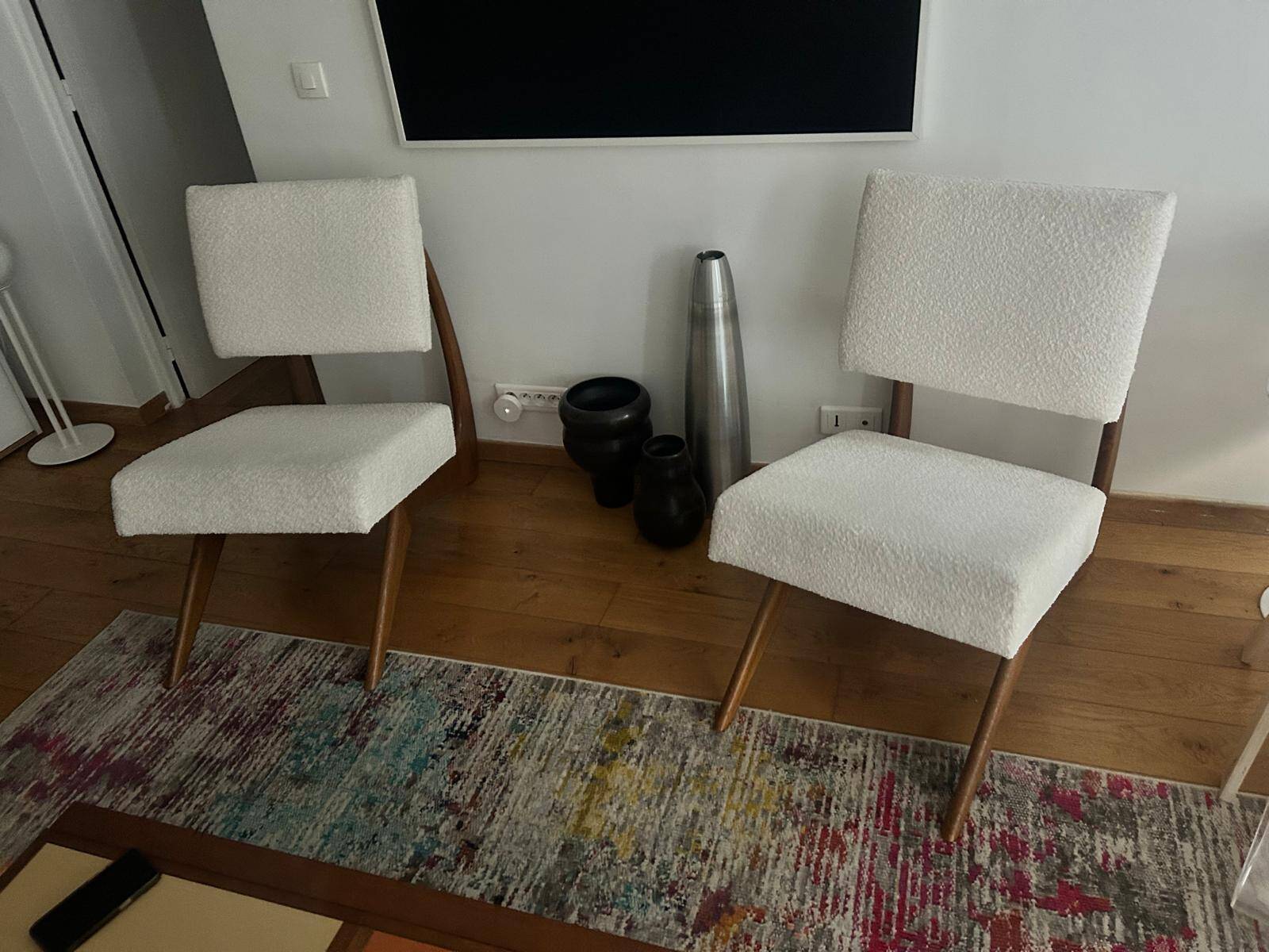 Paire de fauteuils en noyer Adrian Pearshall