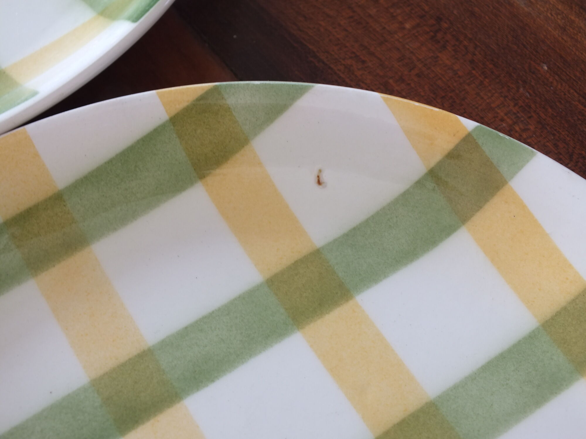6 green and yellow checkered plates, tea towel