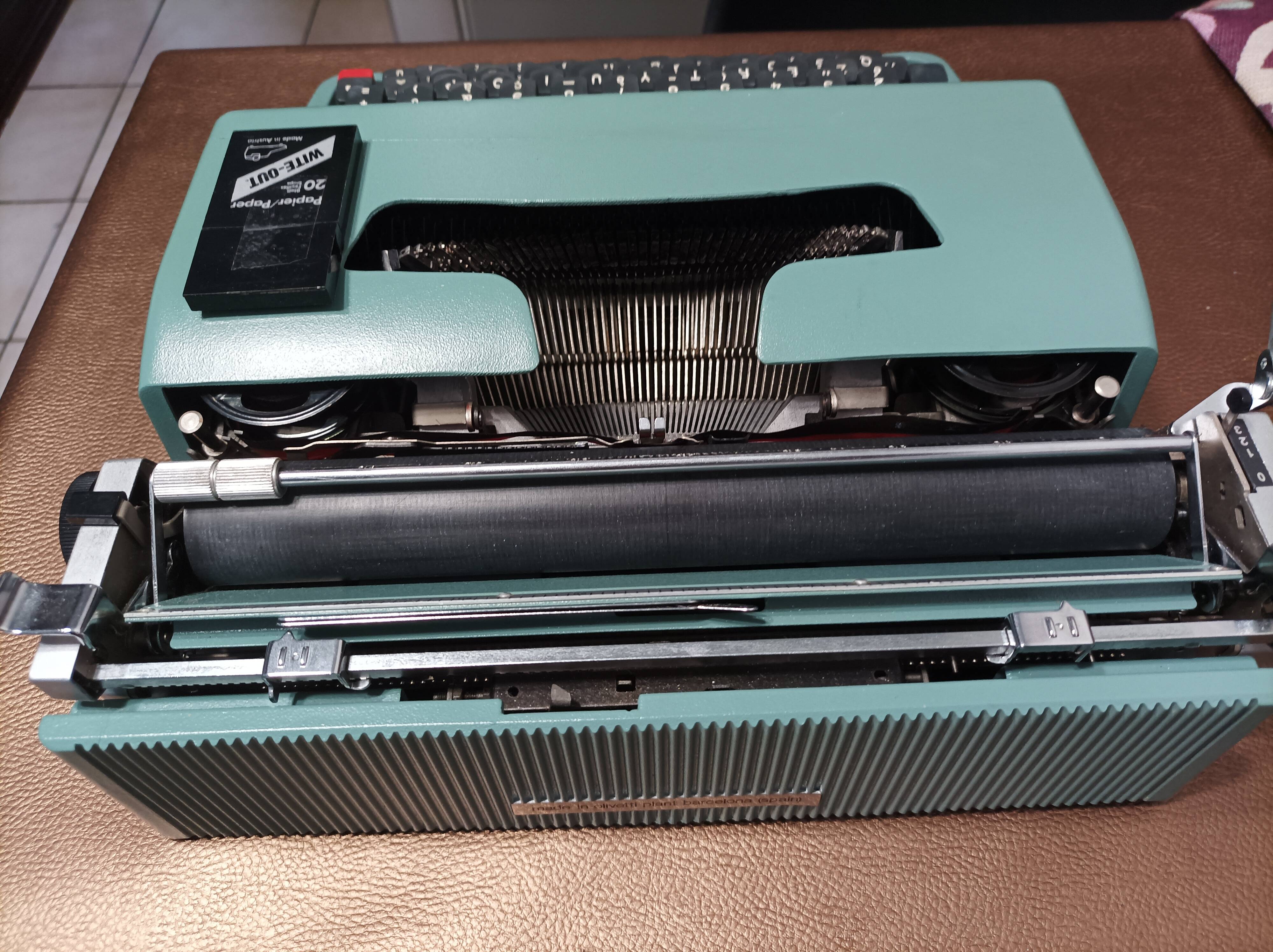 Olivetti lettera 32 green typewriting machine 1960s like new