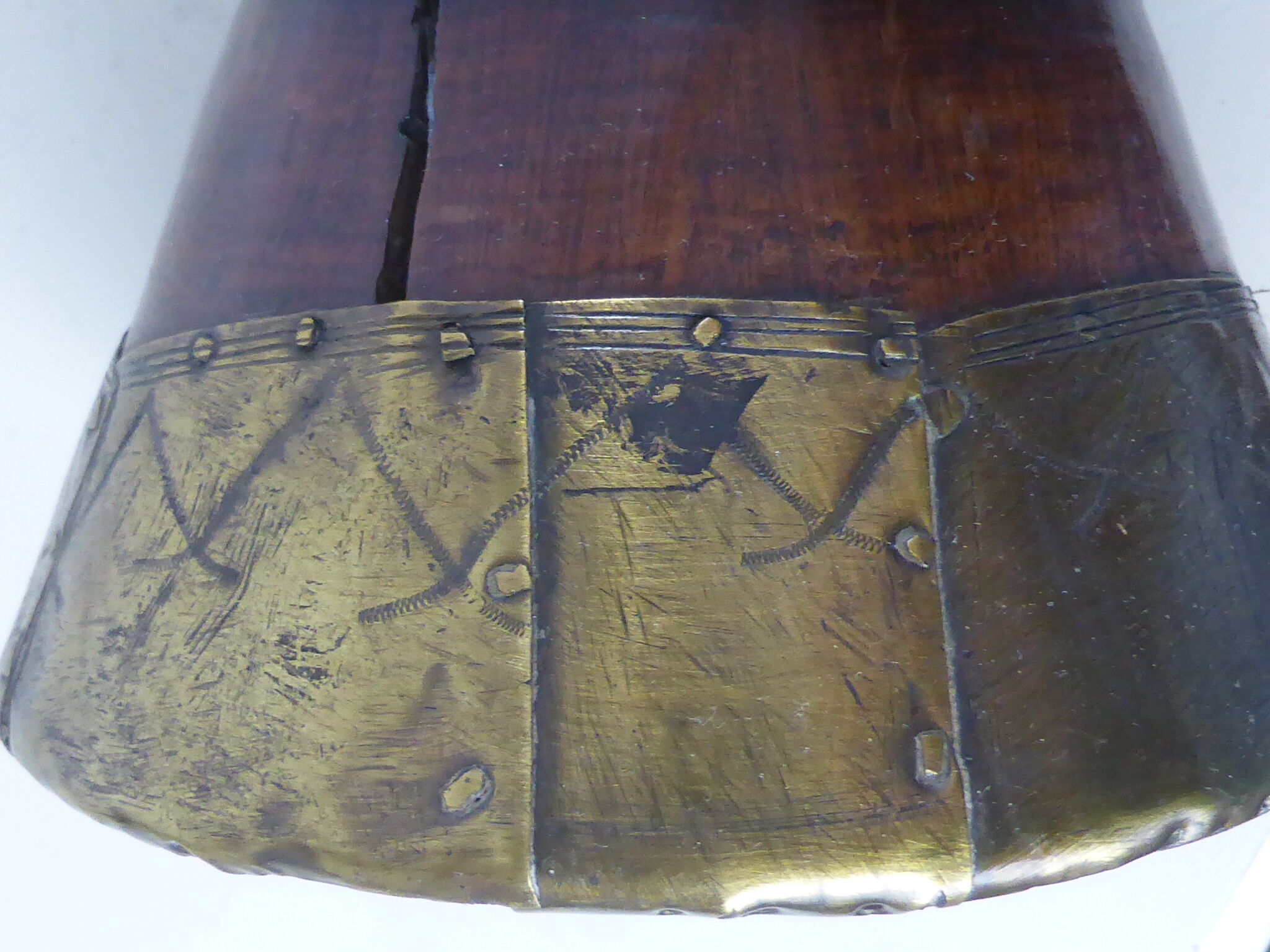Mortier en bois sculpté orné de cerclages de laiton gravé de motifs stylisés-Bénin déb.20è