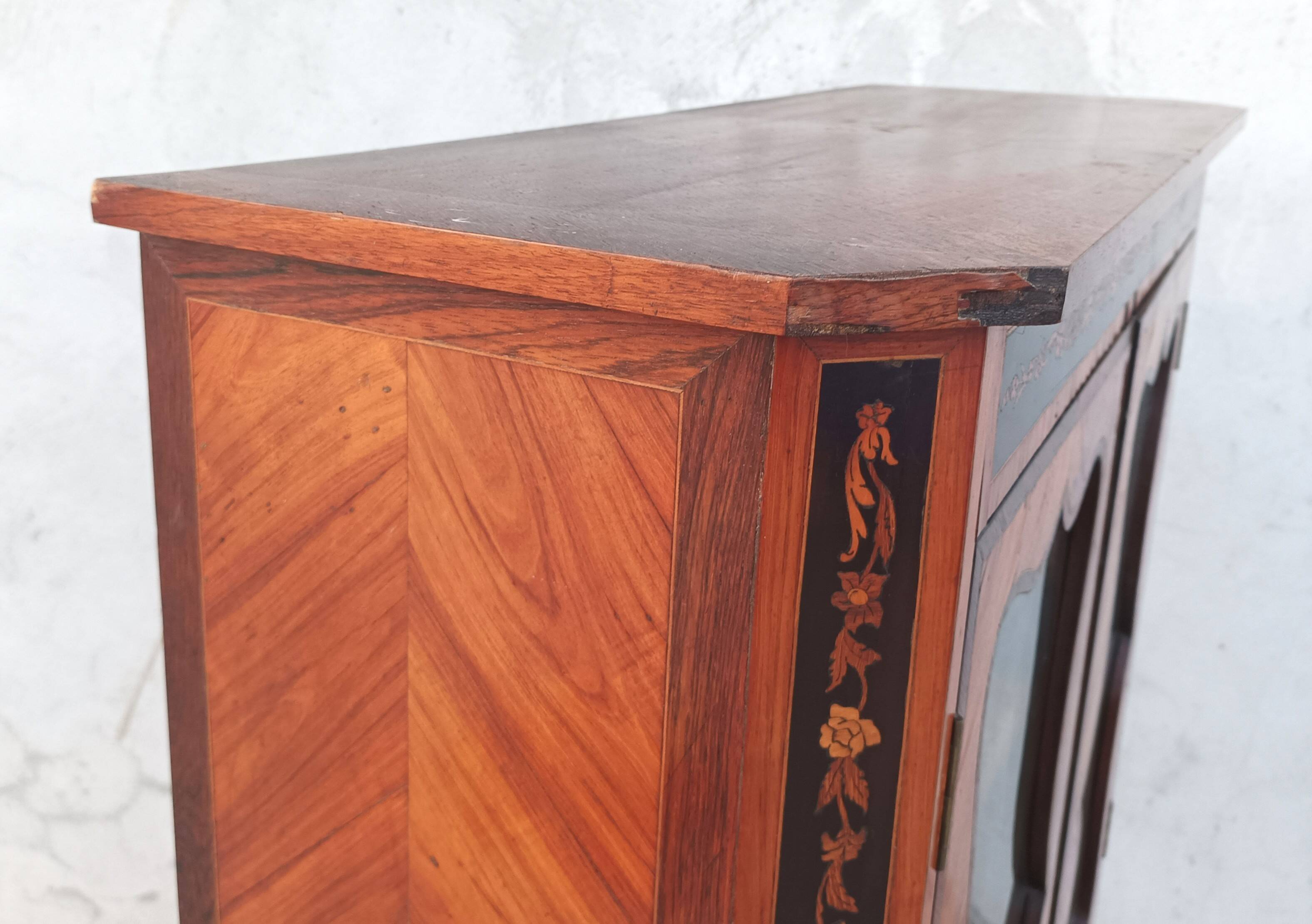 Louis XVI display cabinet in rosewood and amaranth veneer.