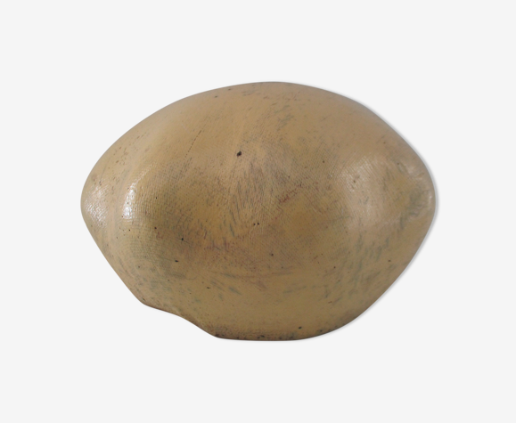 Pressed wooden hat shape with beige surface and textile fiber, integrated central part