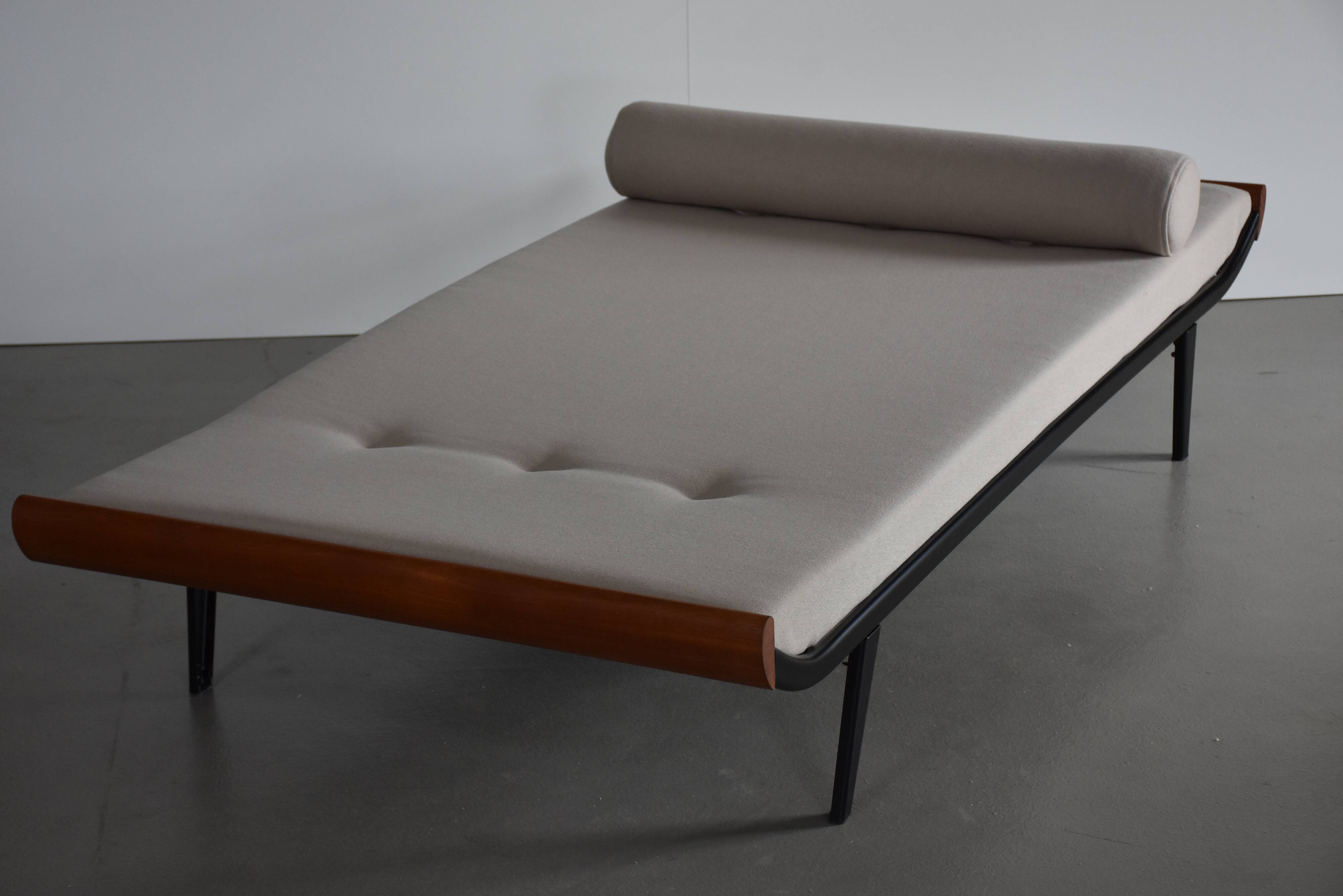 Méridienne Cléopâtre restaurée au design du milieu du siècle - Structure en teck et métal, années 60