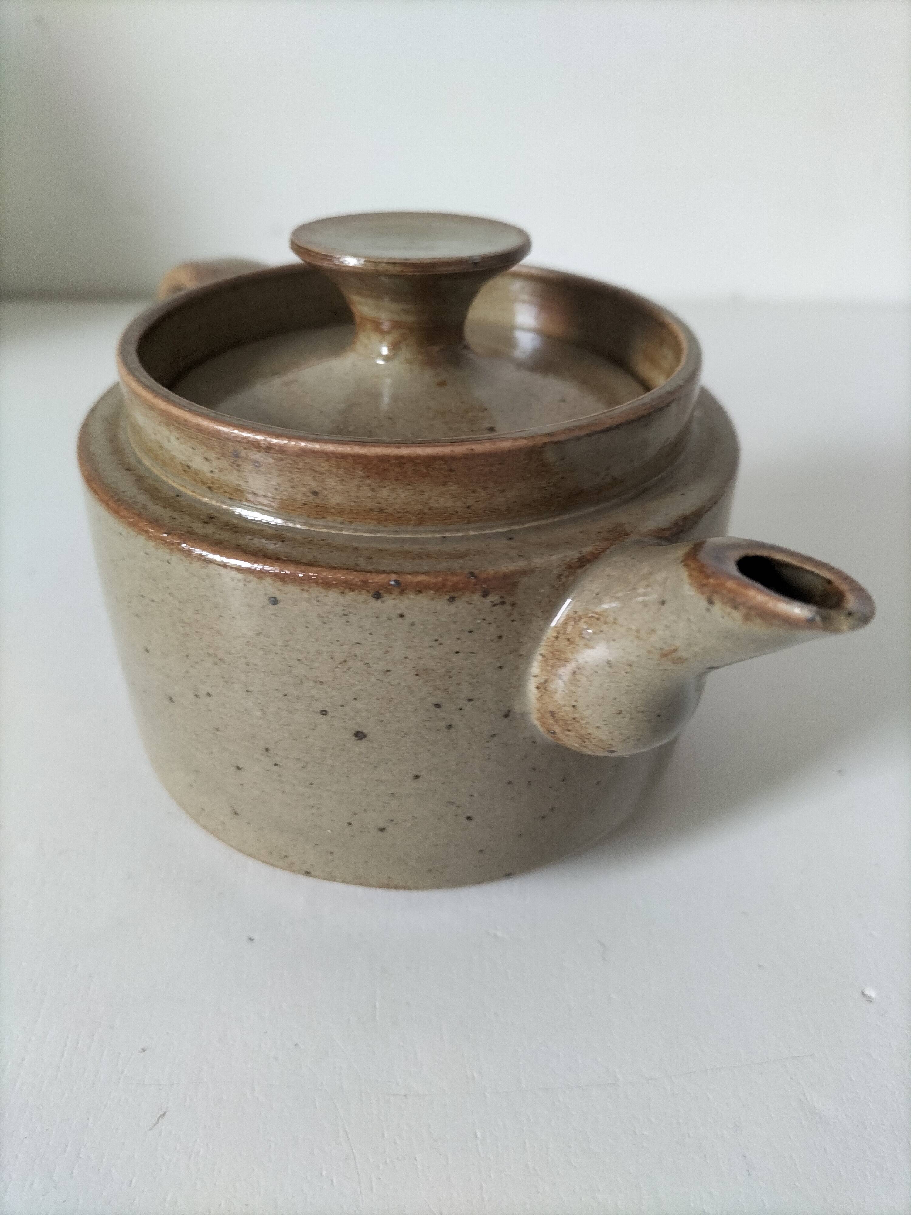 Théière artisanale en grès, style japonisant, esprit Puisaye, 1960-1970