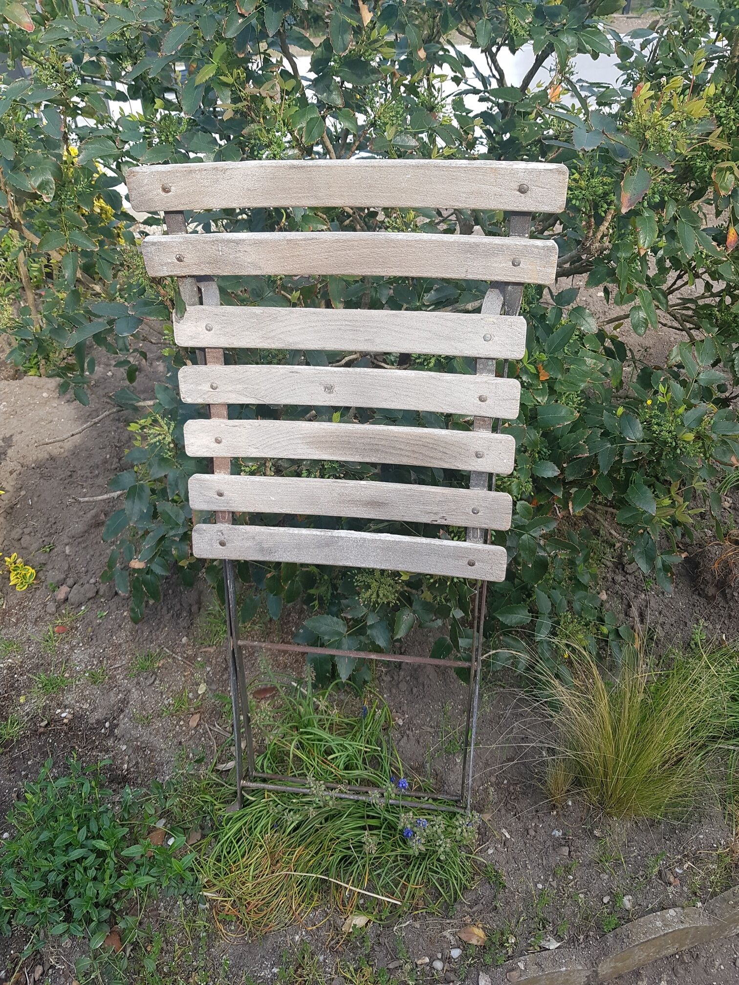 Folding bistro chair with slats