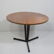 Table basse vintage ronde en bois pied métal laqué noir 1960