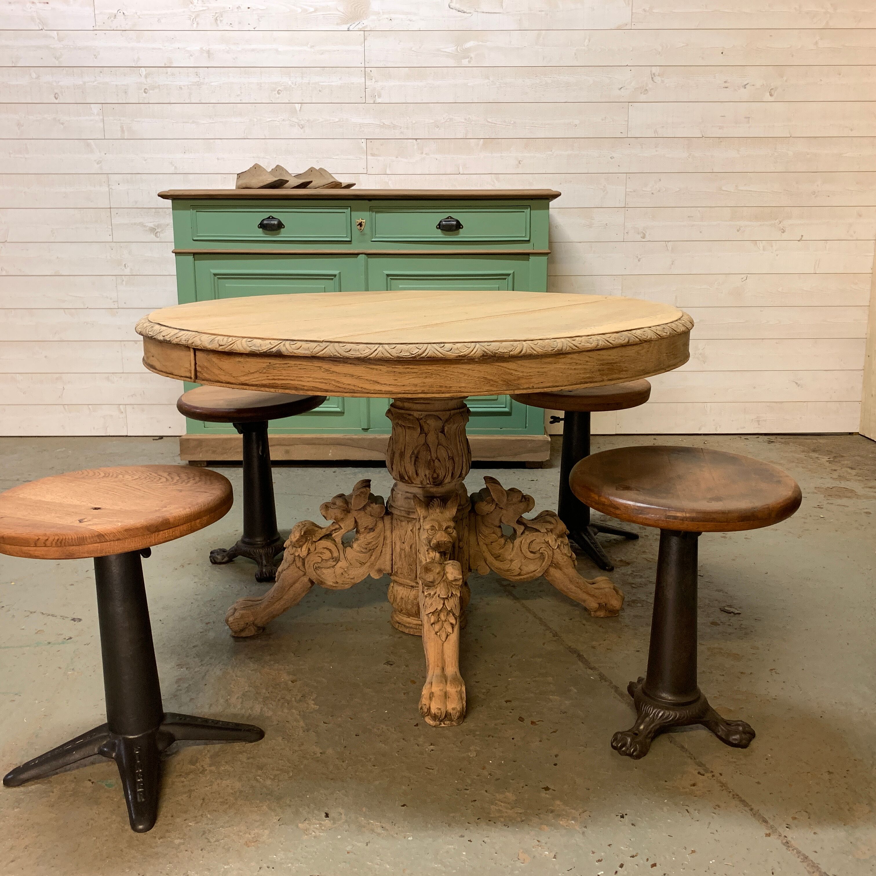 Table Henri II à pattes de lion en chêne brut extensible .