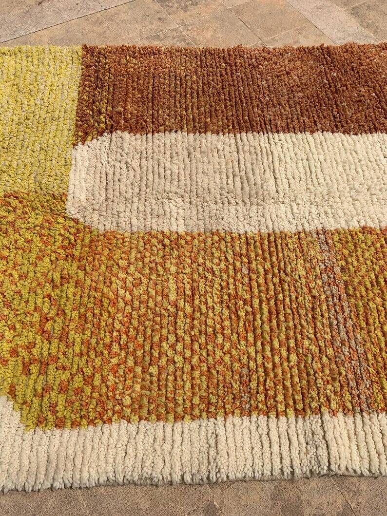 Traditional handwoven Berber rug, size 150 x 250 cm