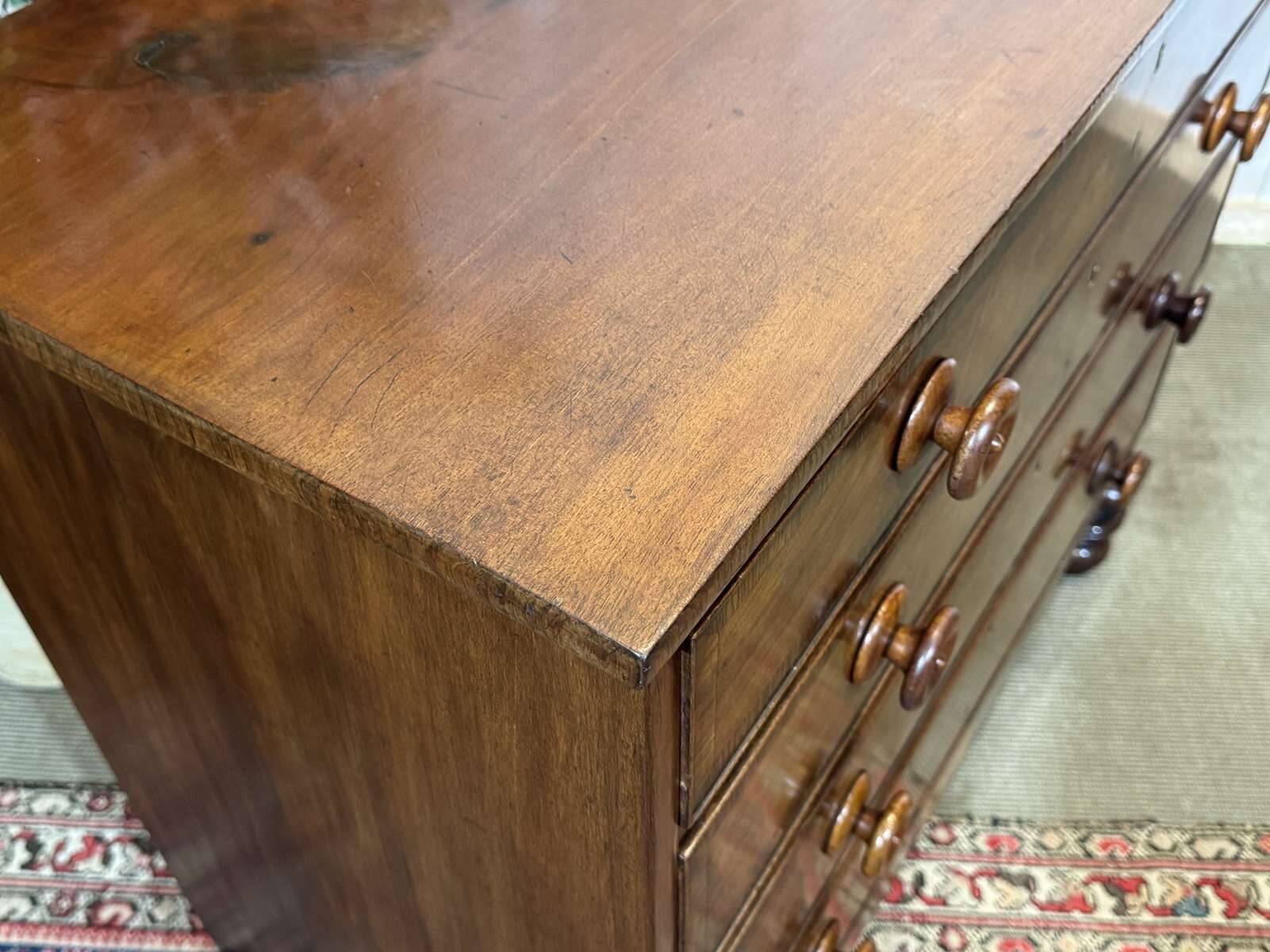 Victorian English commode from the 19th century in mahogany.