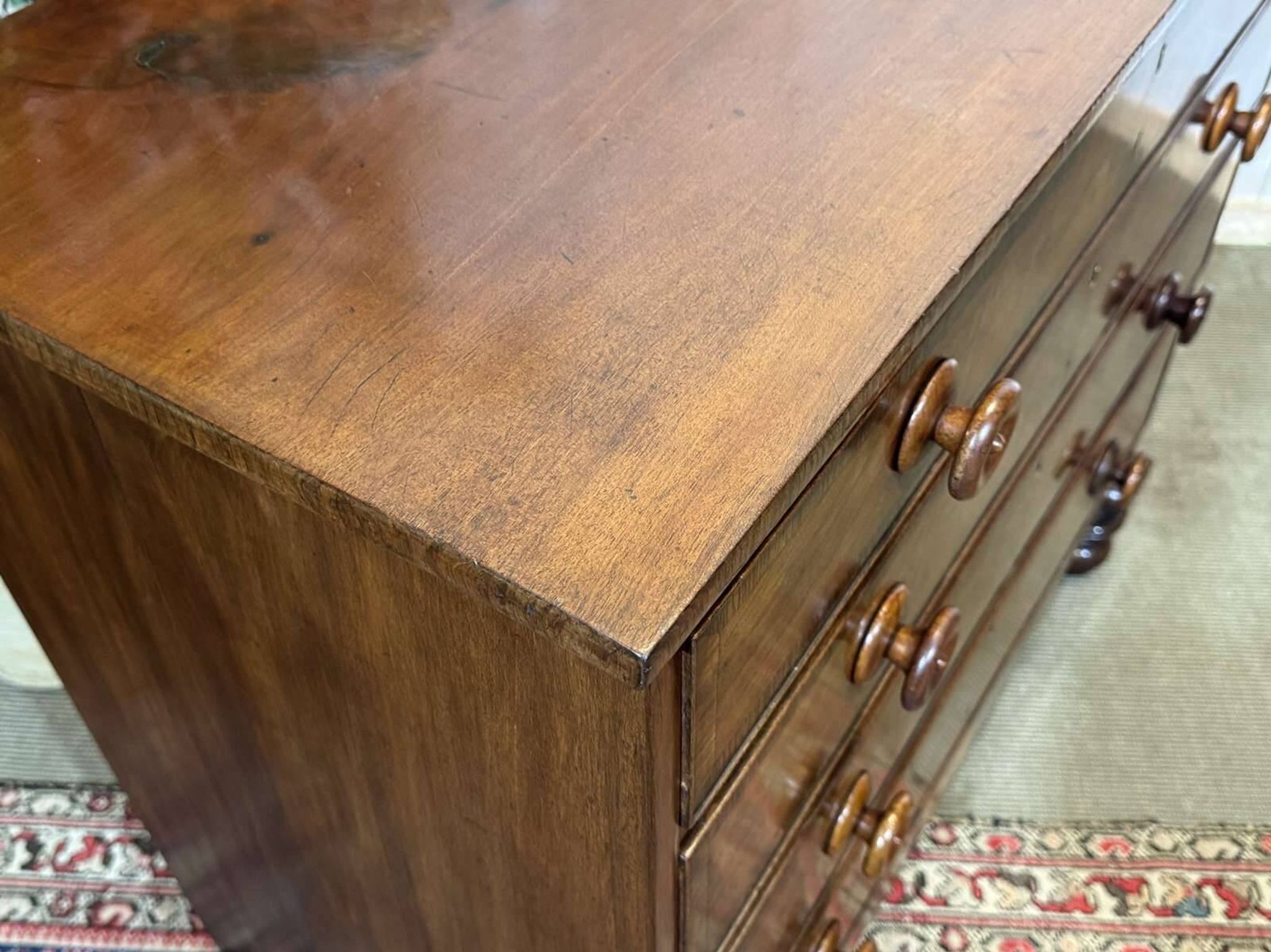 Victorian English commode from the 19th century in mahogany.