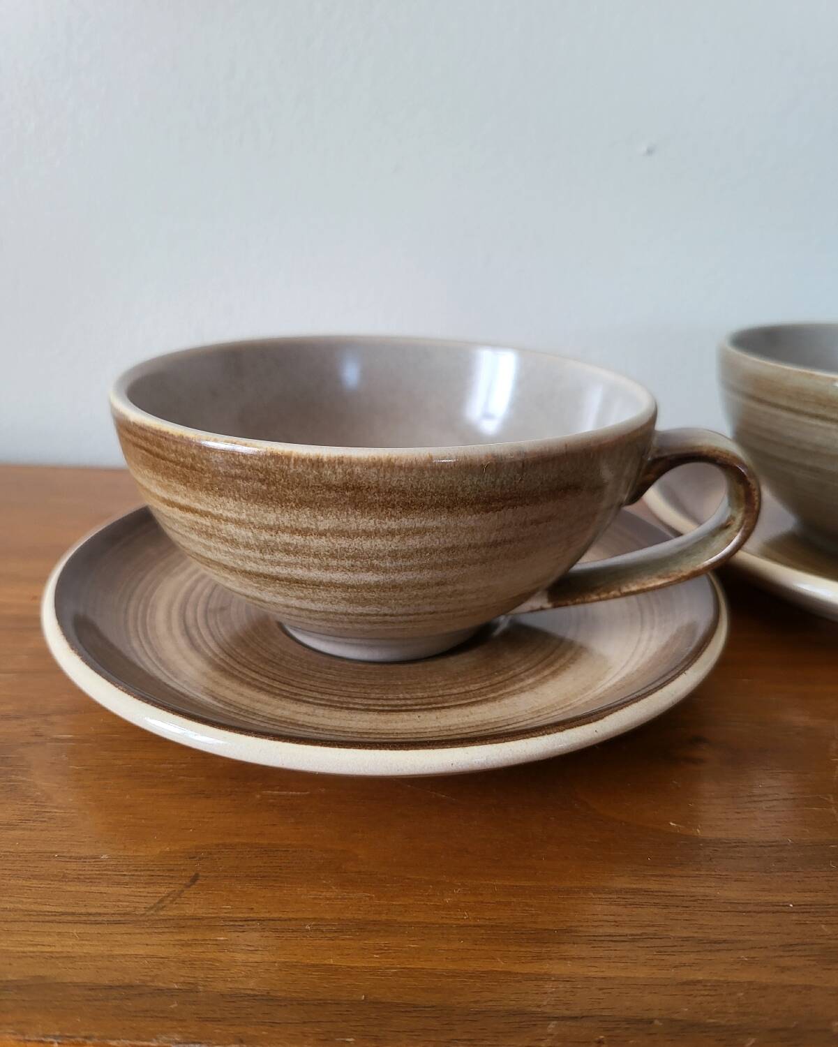 Ensemble de 2 grandes tasses et sous-tasse en grès Longchamp
