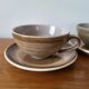 Ensemble de 2 grandes tasses et sous-tasse en grès Longchamp