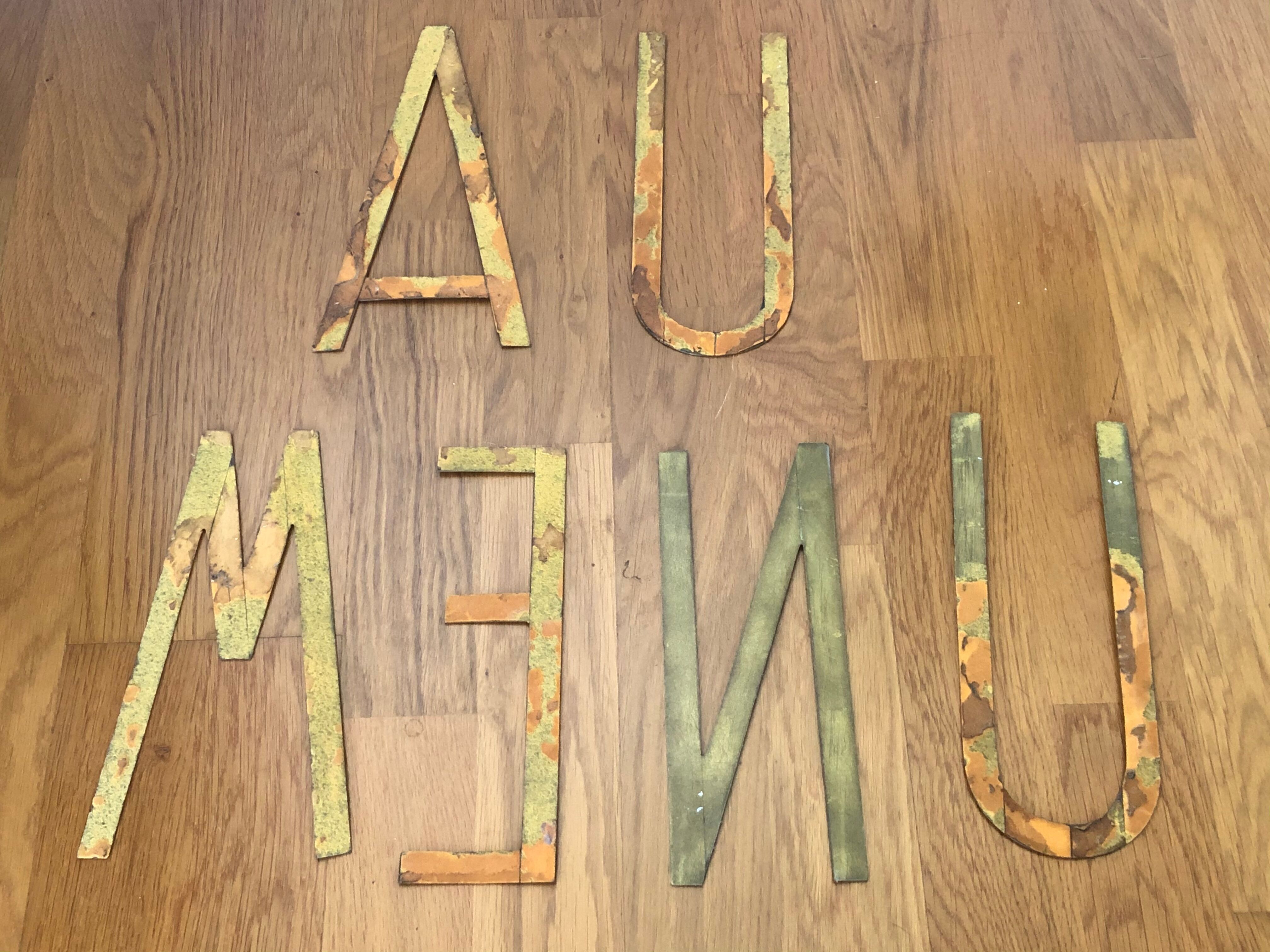 Lettres dorées « au menu »