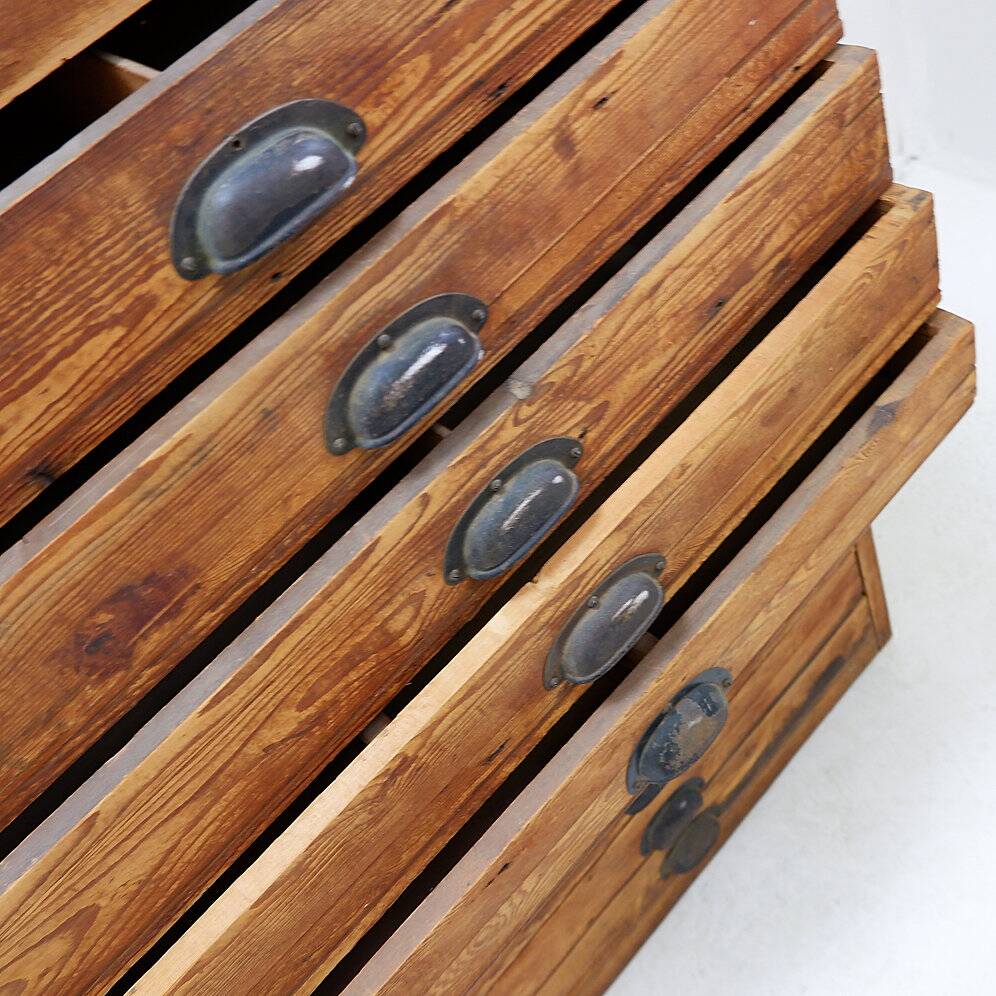 Industrial workshop furniture in pine with 10 drawers, circa 1940.
