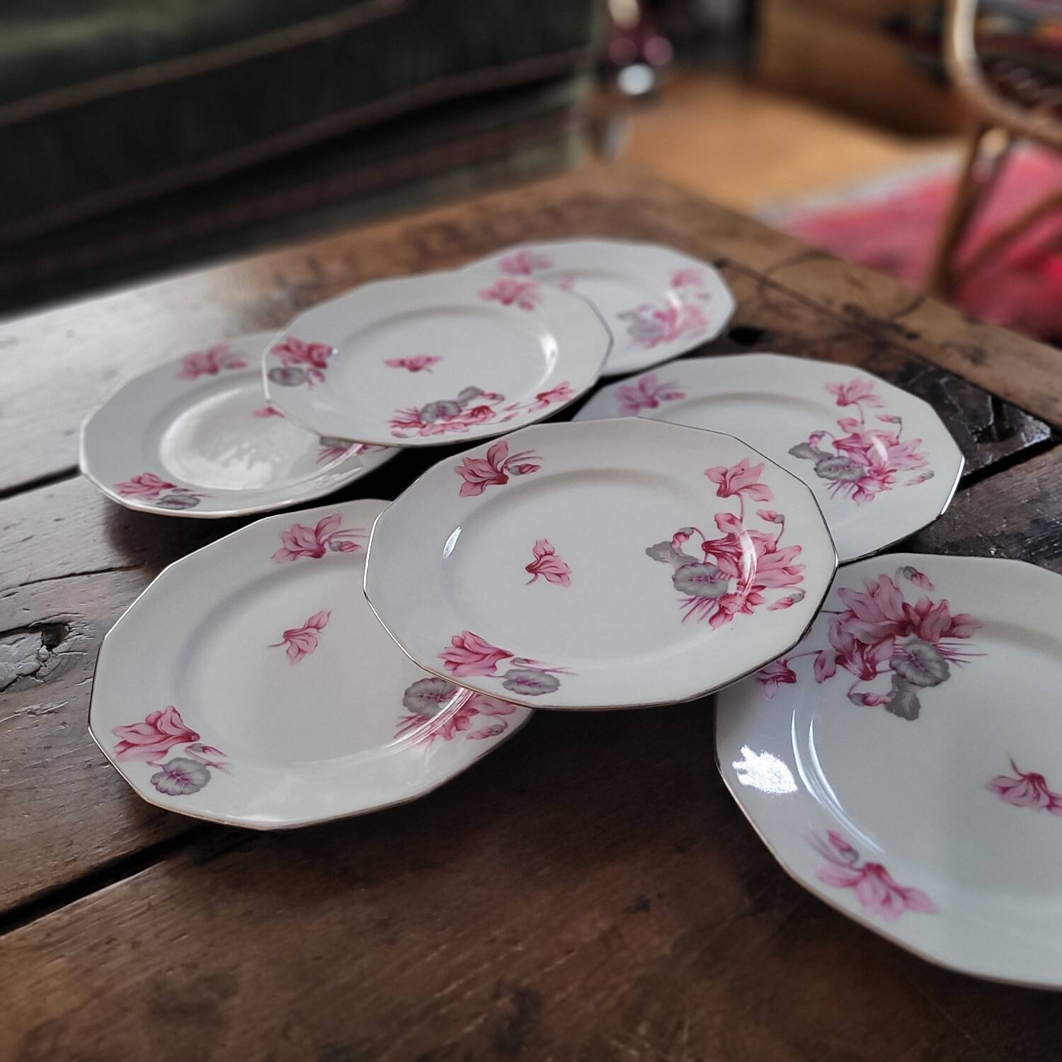 7 assiettes à dessert MBS France – décor de cyclamens roses, liseré ar