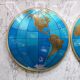Paire impressionnante de deux globes muraux modernes géants carte du monde, diamètre 95 pouces, années 1950