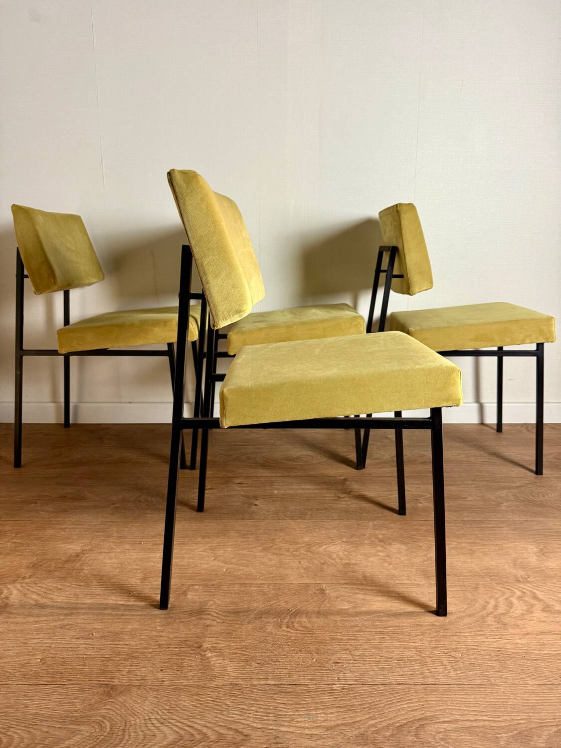 4 chairs awarded to Gérard Guermonprez