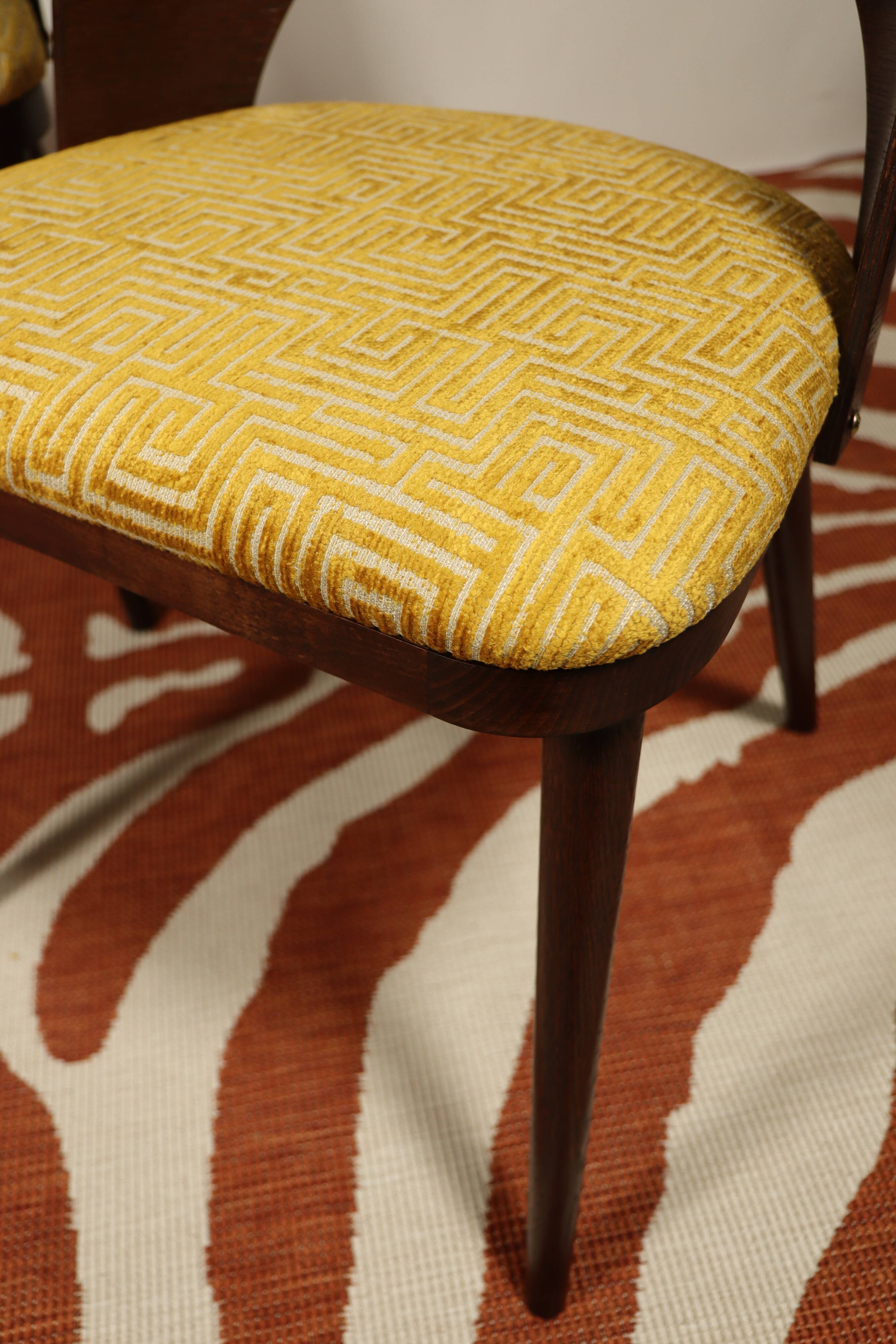 Ensemble de 4 chaises de salle à manger de style art déco en bois de chêne marron chocolat avec revêtement géométrique