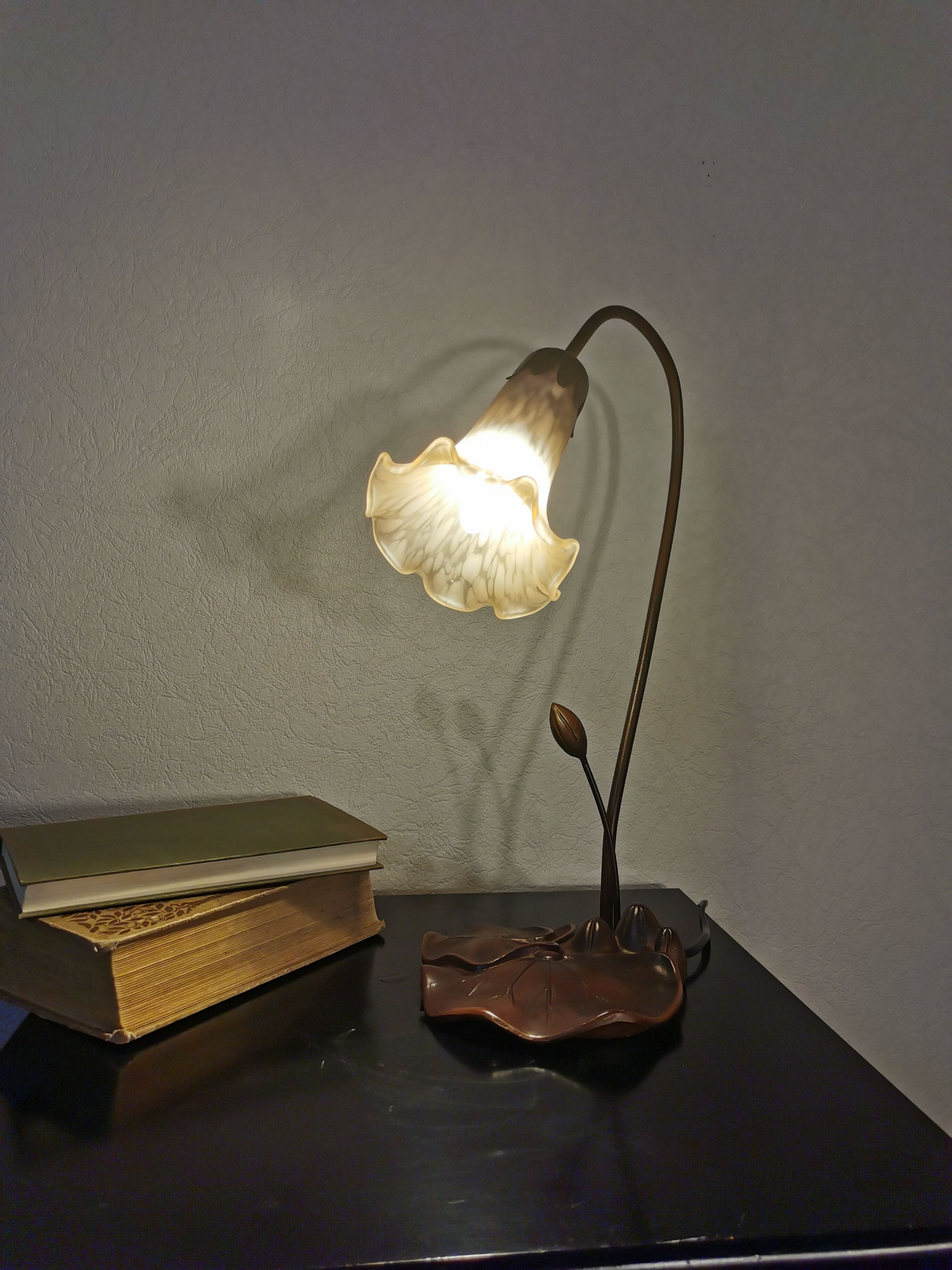Lampe nénuphar en laiton et pâte de verre, style art nouveau.
