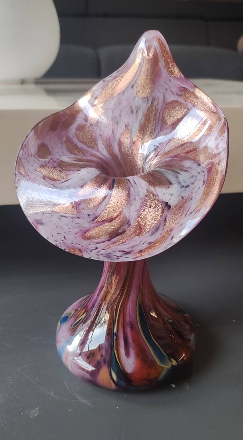 Volubilis vase in Murano glass. Pink speckled background. Height 21 cm.