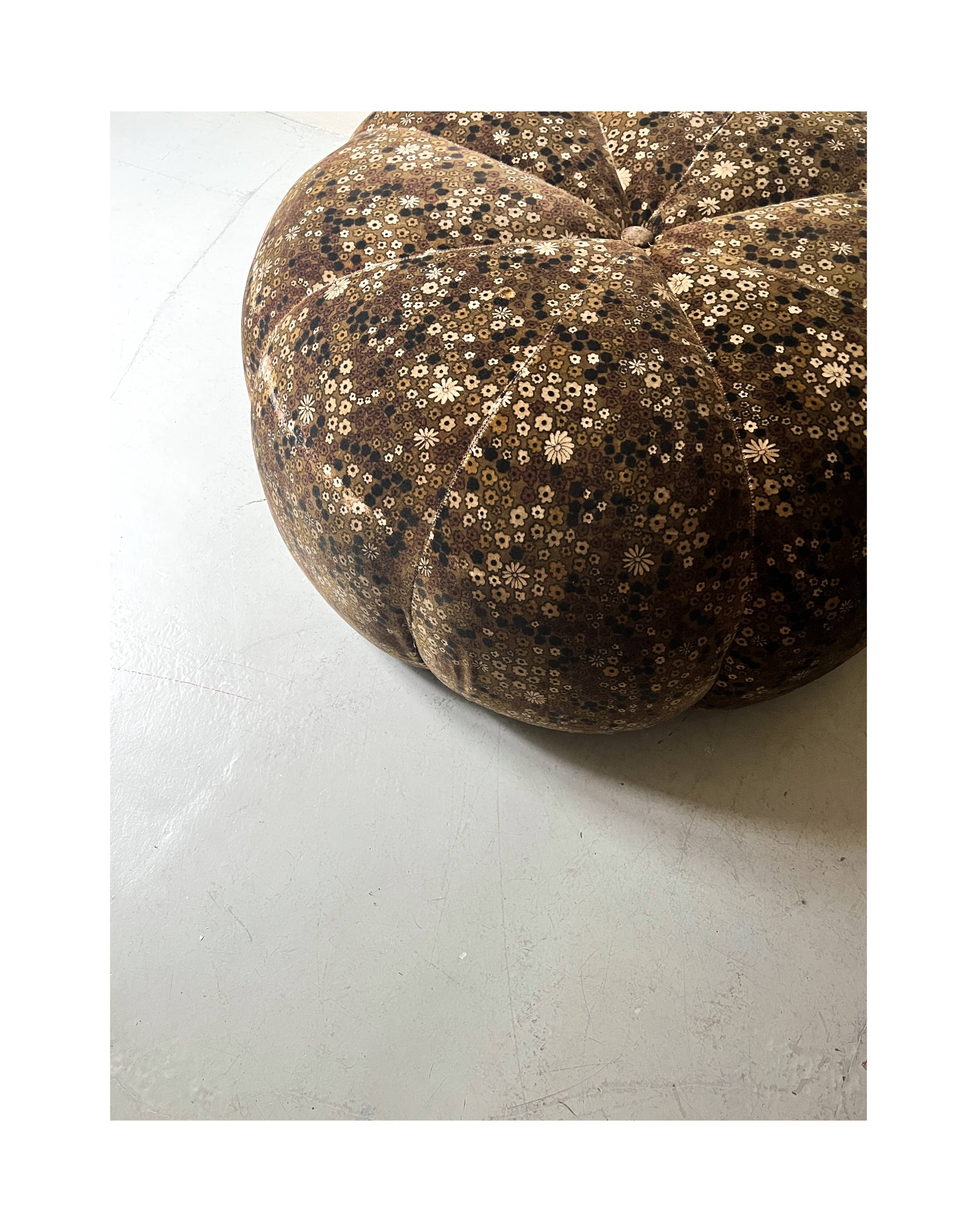Short velvet pouf with liberty flowers, Ligne Roset 1970