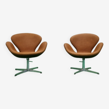 Pair Arne Jacobsen Swan chair Fritz Hansen