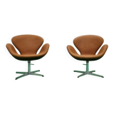 Pair Arne Jacobsen Swan chair Fritz Hansen