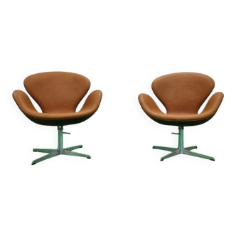 Pair Arne Jacobsen Swan chair Fritz Hansen