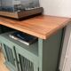 Meuble vintage relooké vert sauge et bois