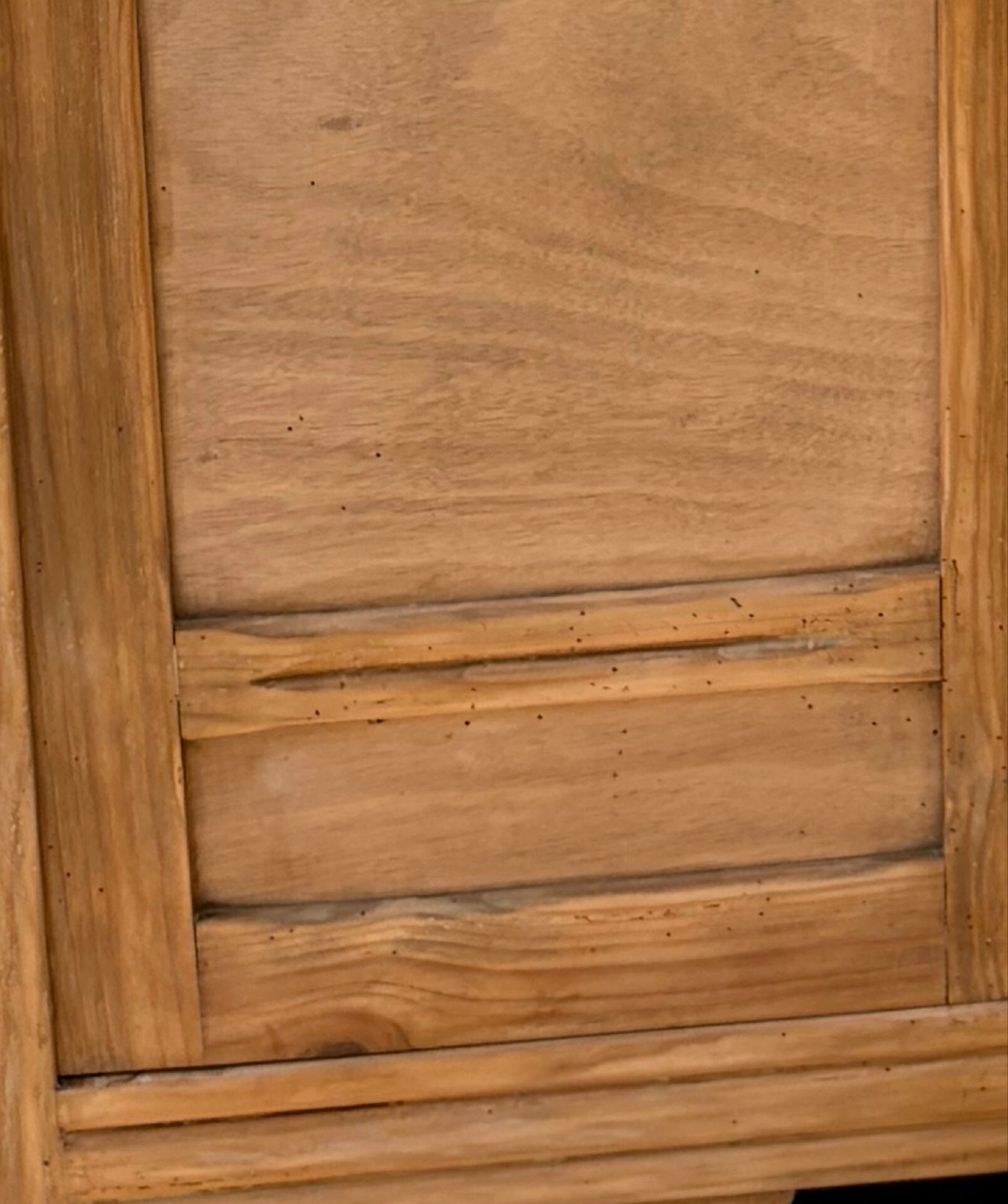 Asymmetrical wardrobe in raw wood