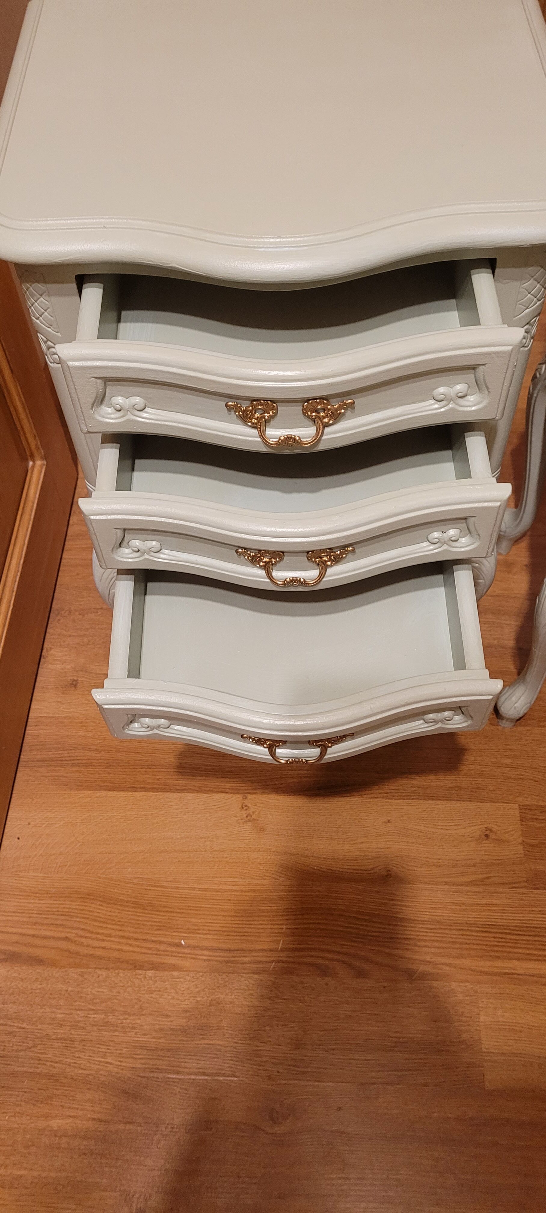 2 bedside tables