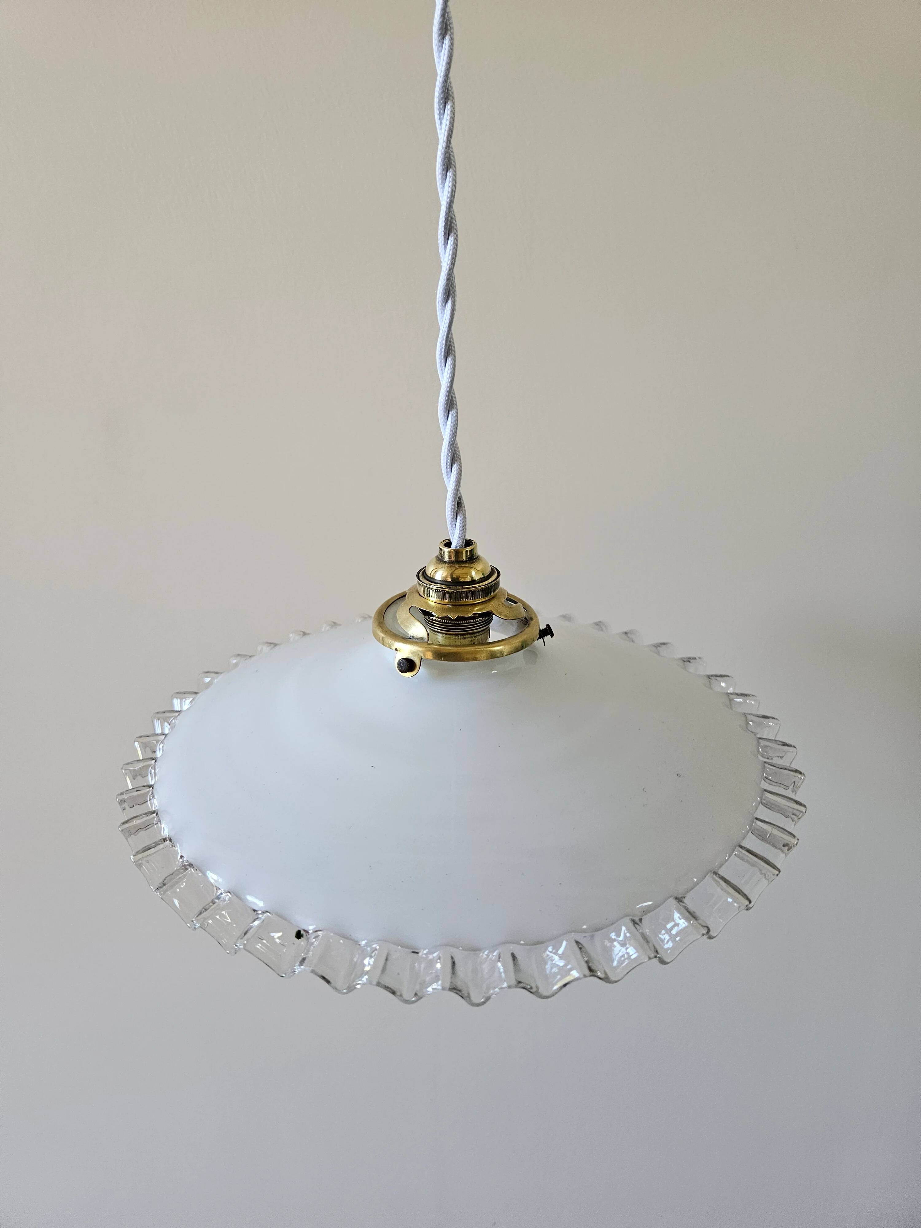 Vintage suspension in lace opaline.