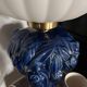 Lampe à poser vintage en céramique bleue et globe blanc plissé