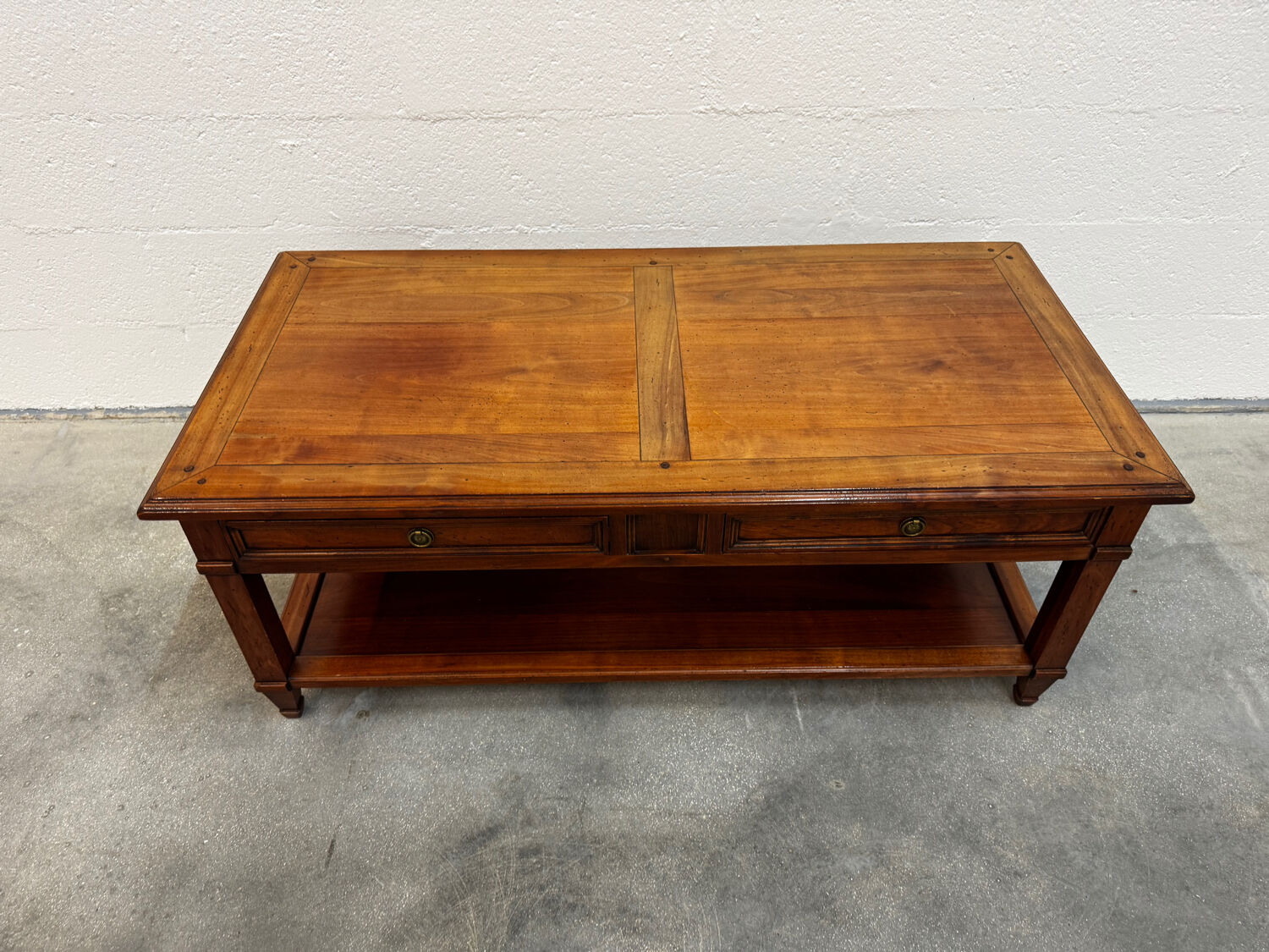 Coffee table with 2 drawers in solid wood.