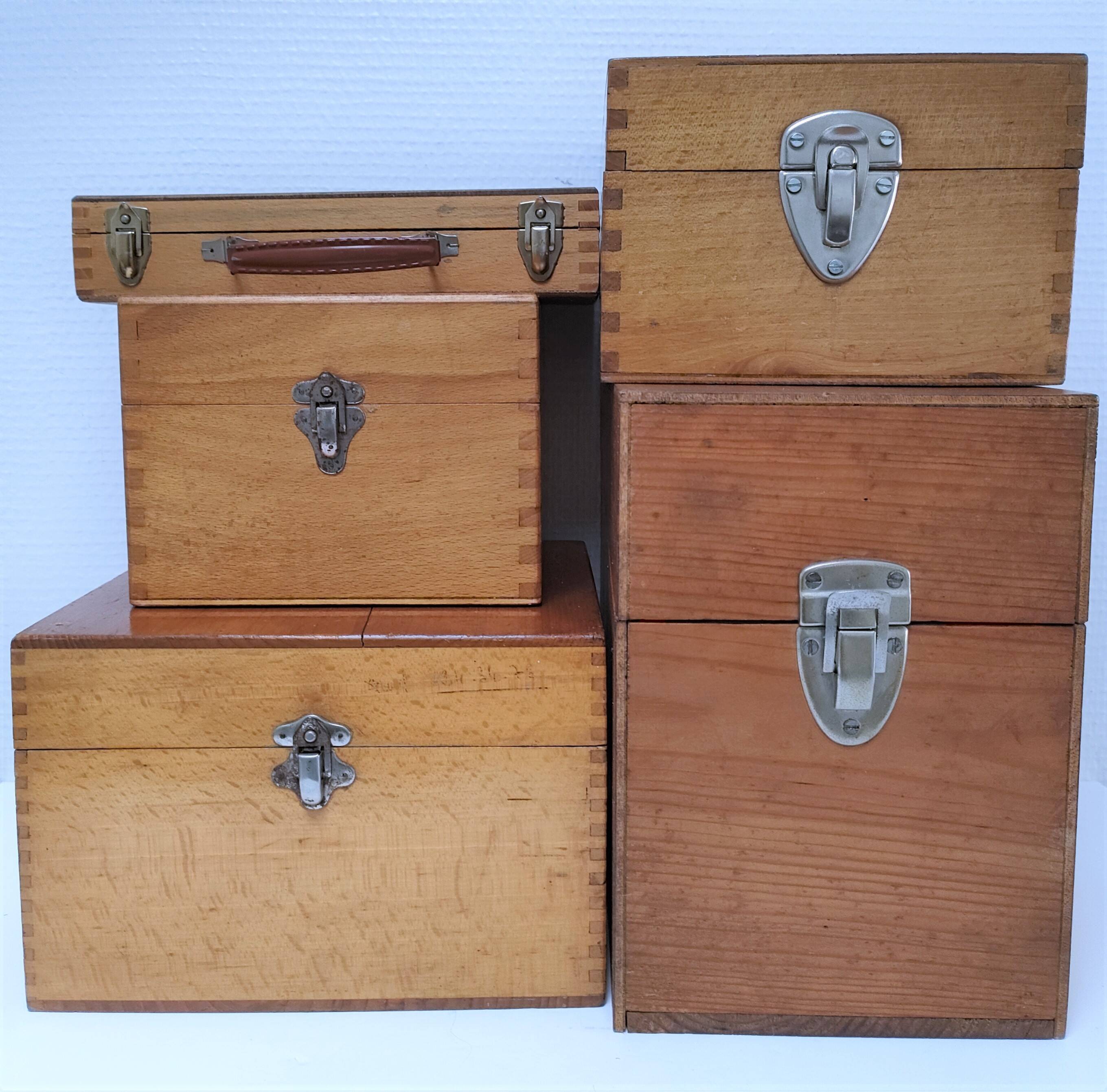 Cinq boîtes bois vintage