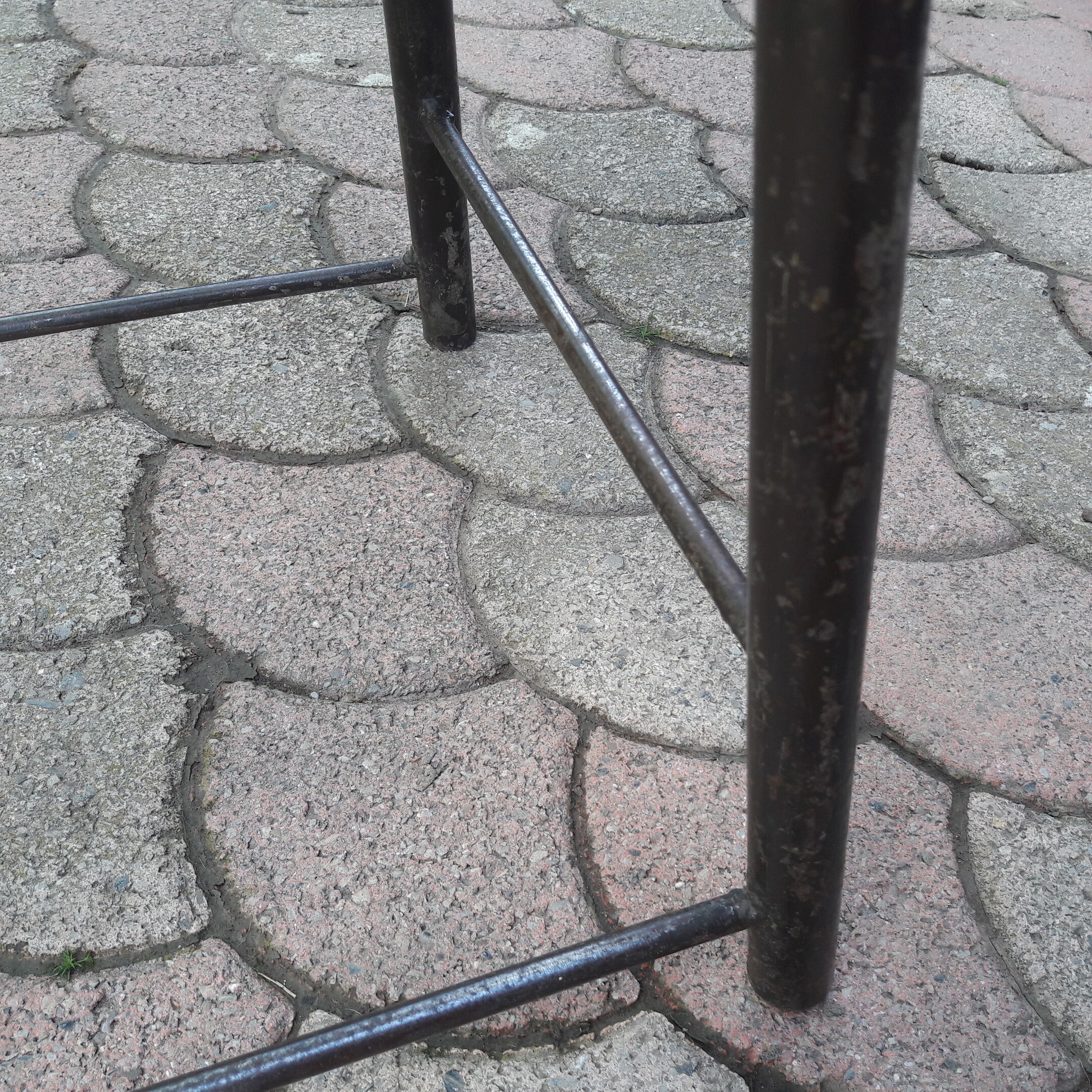 Industrial stool with screw