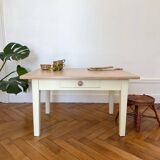 Table basse jaune en bois massif
