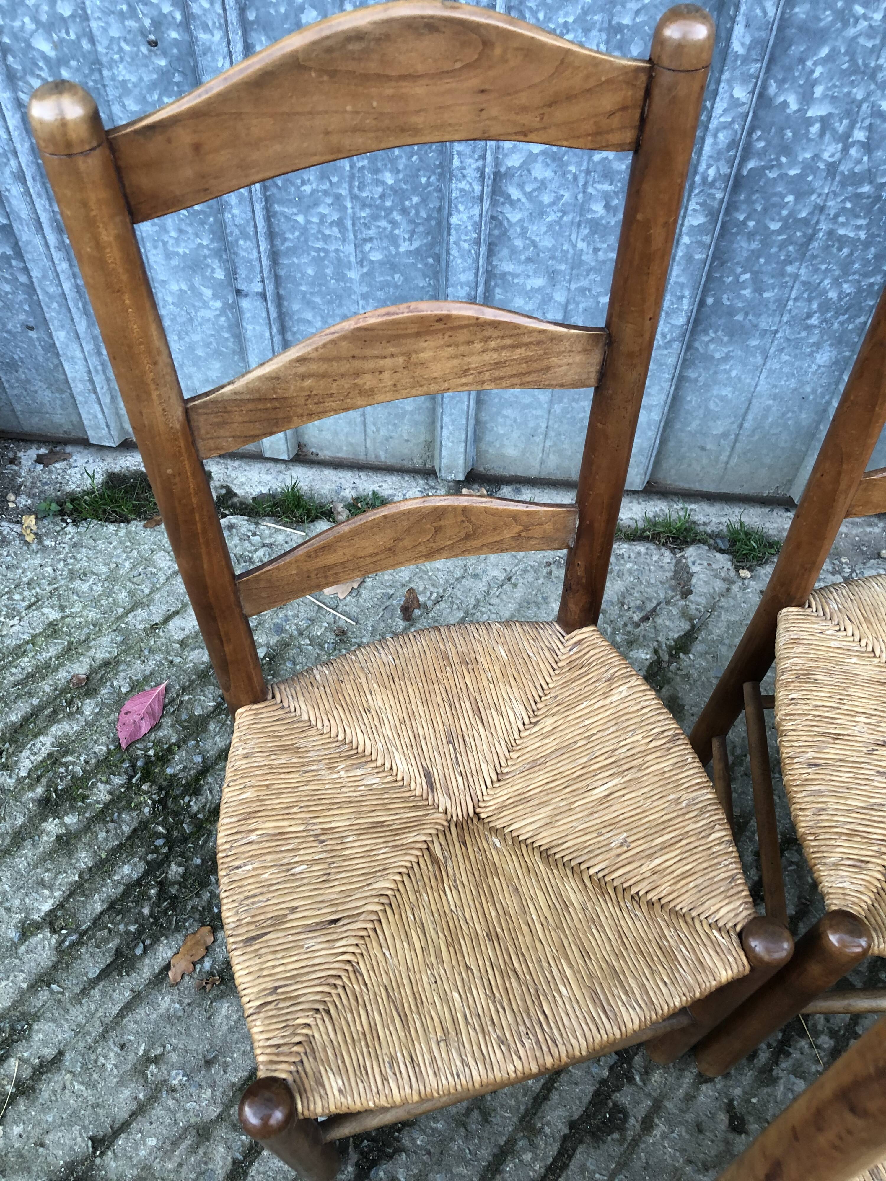 8 Chaises  anciennes vendéennes paillées en cerisier massif.