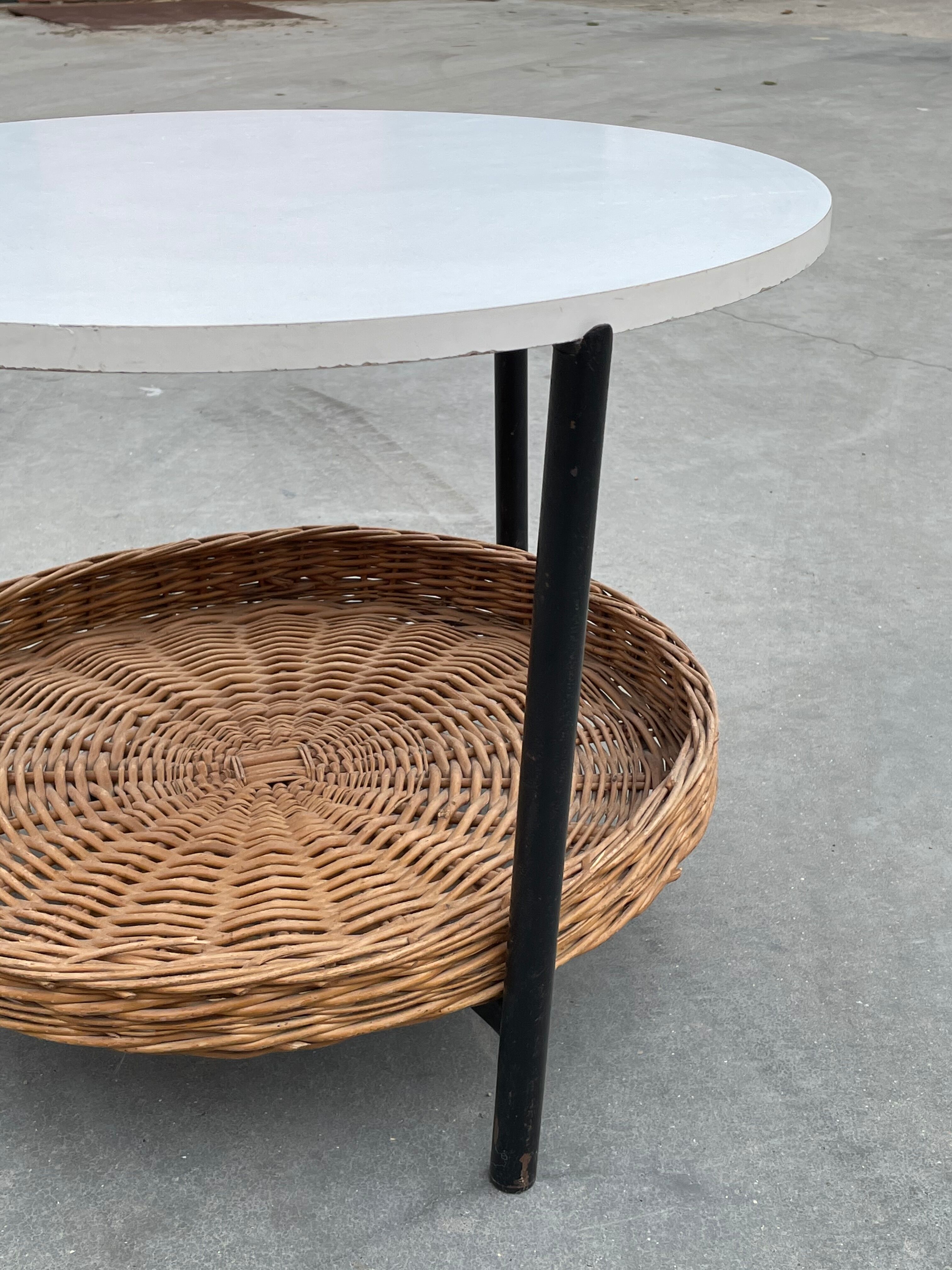 Modèle compact de table basse vintage avec panier de magazine